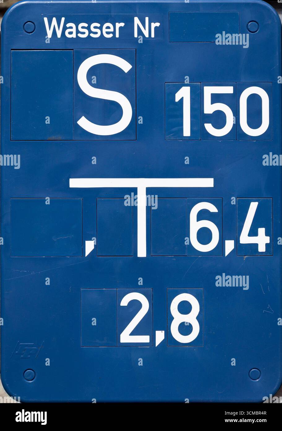 Standortschild (öffentliche Versorgungsanlage) für Wasser (Vollbild, isoliert), Deutschland Stockfoto