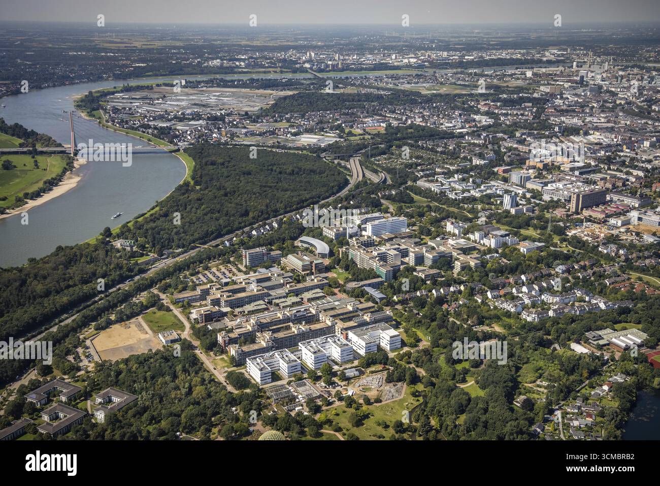 Luftaufnahme, Heinrich-Heine-Universität und Fleher-Wald am Rhein im Bezirk Bilk in Düsseldorf, Rheinland, Nordrhein-Westfalen Stockfoto