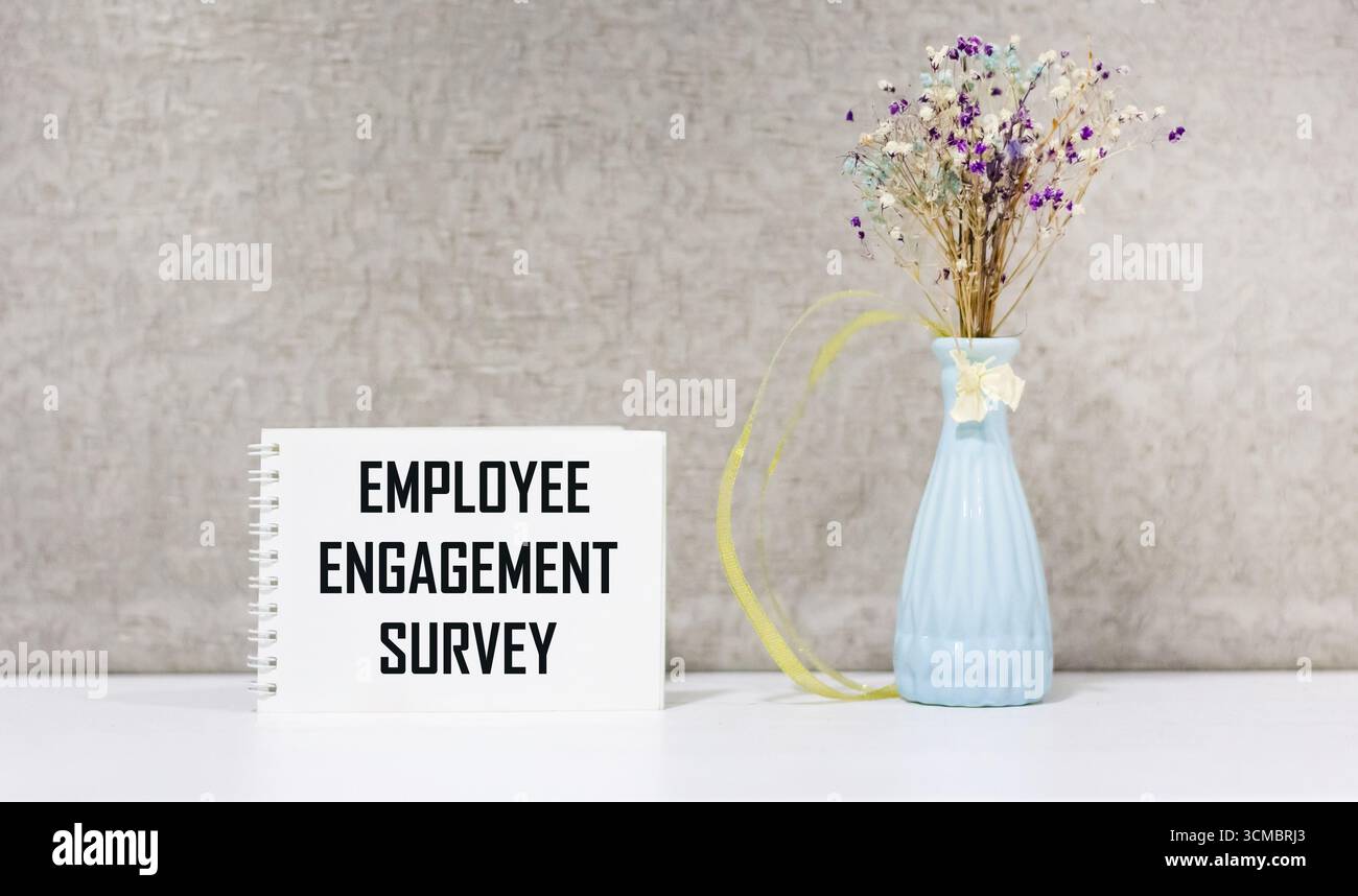 Führen Sie eine Umfrage zur emotionalen Mitarbeiterbindung auf Ihrem Notizblock durch. Achten Sie besonders auf den Text zur emotionalen Mitarbeiterbindung. Stockfoto