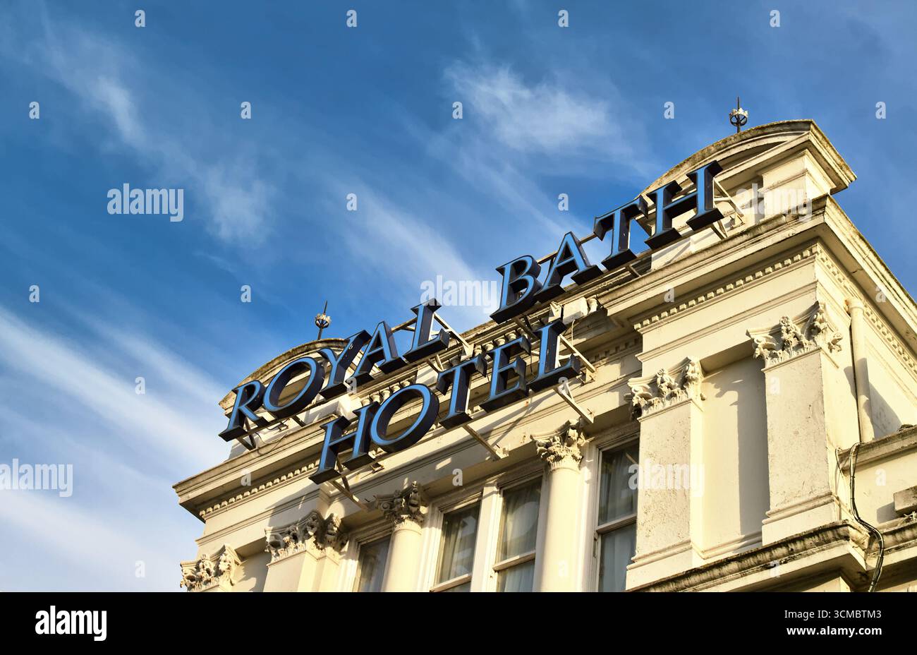Schild oben auf dem Royal Bath Hotel, Bournemouth, Großbritannien. Konzept: Urlaub, Reise, Urlaub Unterkunft Stockfoto