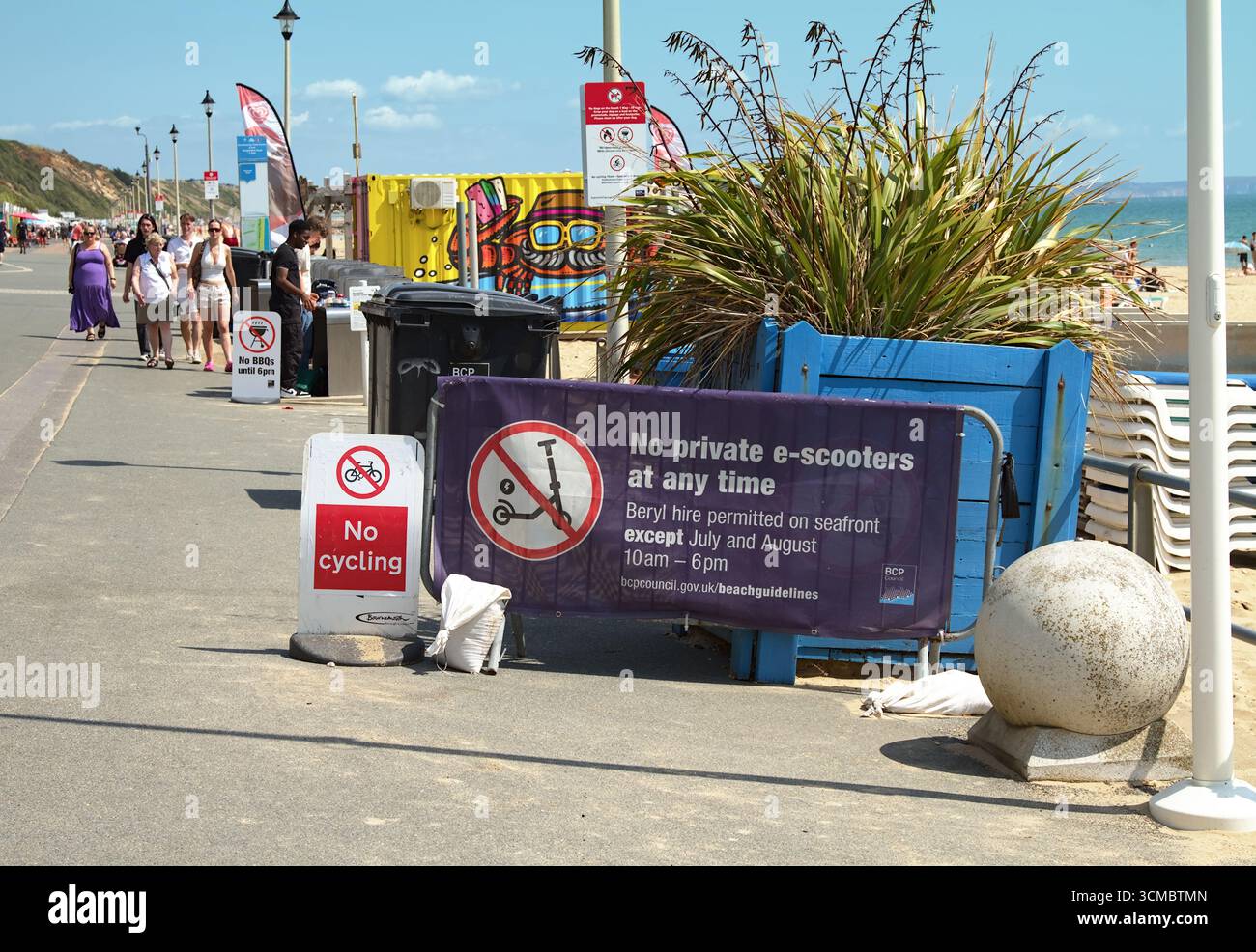 Kein Radfahren und keine Schilder für private E-Scooter auf der Boscombe Esplanade. Konzept: Öffentliche Sicherheit, Gefahr für Fußgänger, Boscombe UK Stockfoto