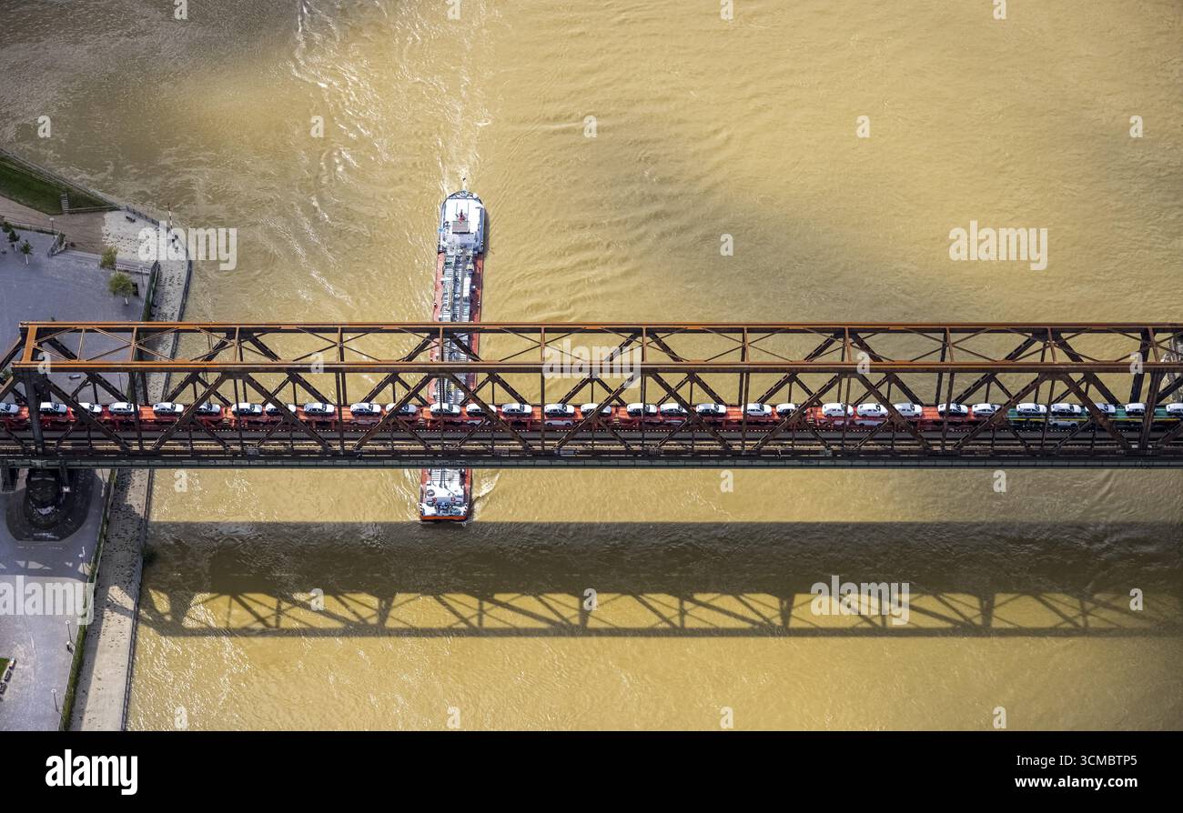 Luftbild, Hochwasser Rhein, Hochfeld Eisenbahnbrücke und Güterzug beladen mit PKW, Containerschiff, Wanheimerort, Duisburg, Ruhrgebiet, Nord Rechts Stockfoto