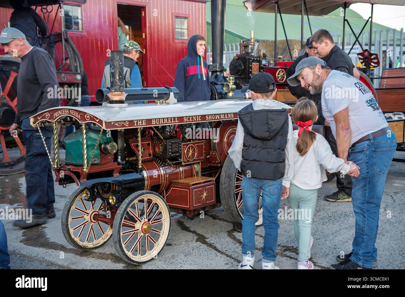 Kinder sehen sich Burrell Scenic Showman’s Engine „Princess Trixie“ auf der Coolgreany Vintage Parade im County Wexford, Irland an. Stockfoto