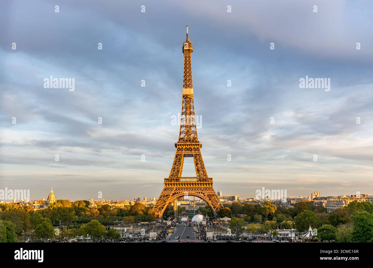 Eiffelturm bei Nacht in Paris, Frankreich berühmtes Wahrzeichen, beleuchtet vor der Skyline der Stadt Stockfoto