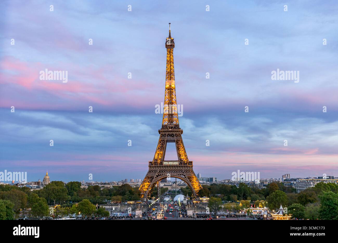 Eiffelturm bei Nacht in Paris, Frankreich berühmtes Wahrzeichen, beleuchtet vor der Skyline der Stadt Stockfoto