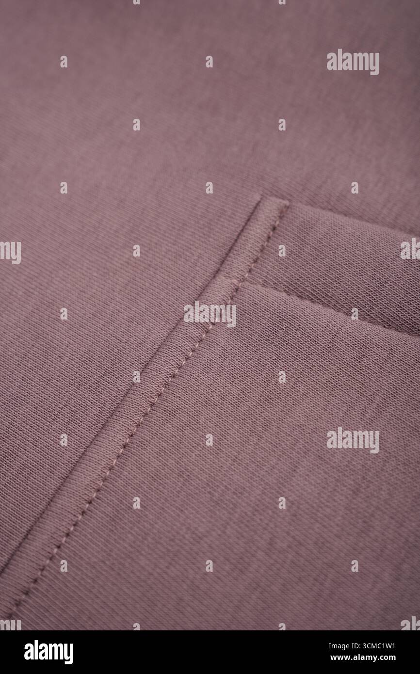 Nahaufnahme aus Stoff mit sauberen Nähten und ausdrucksstarker Textur. Perfekt für Designprojekte, Modustrationen, Werbelayouts. Stockfoto