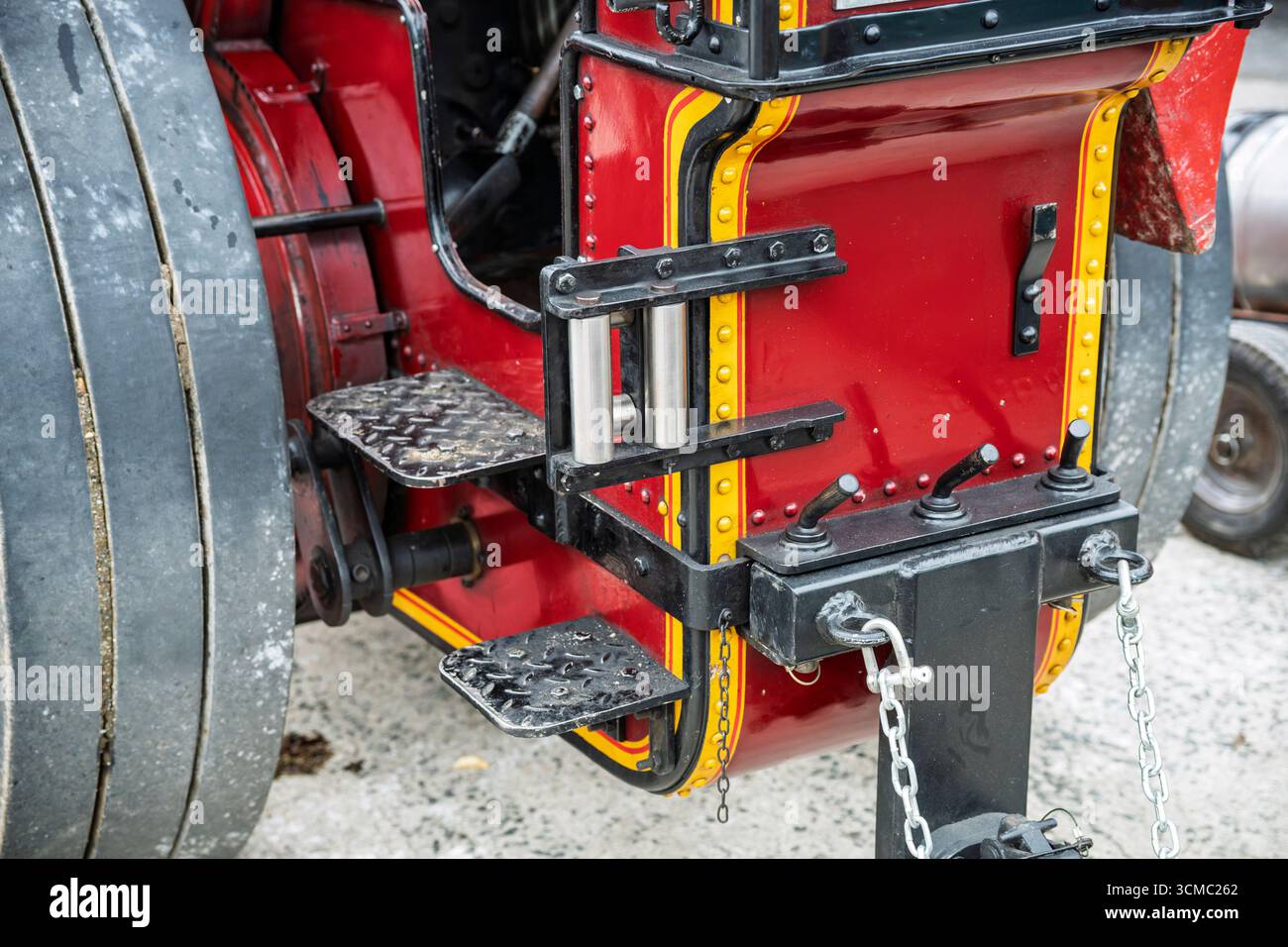 Hinterachse, Trittstufen, Hebel und HD-Anhängekupplung eines alten Dampftriebmotors mit Öl und Fett, Coolgreany Parade. Stockfoto
