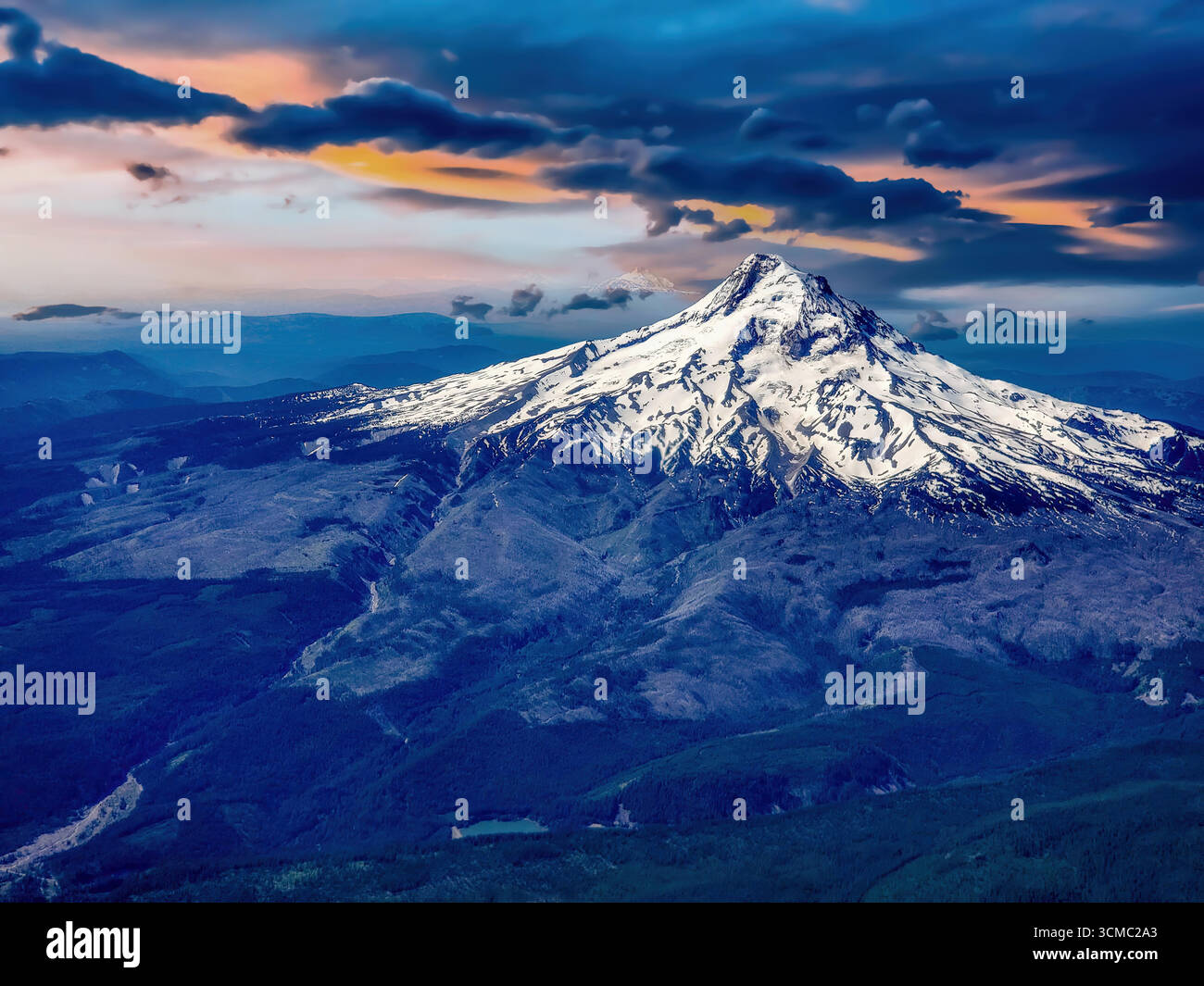 Mount Hood, Oregon; alpenglow auf dem schneebedeckten Stratovulkan über alpinen Seen, alten Wäldern und Wildblumenwiesen bei Sonnenuntergang. Stock Vektor