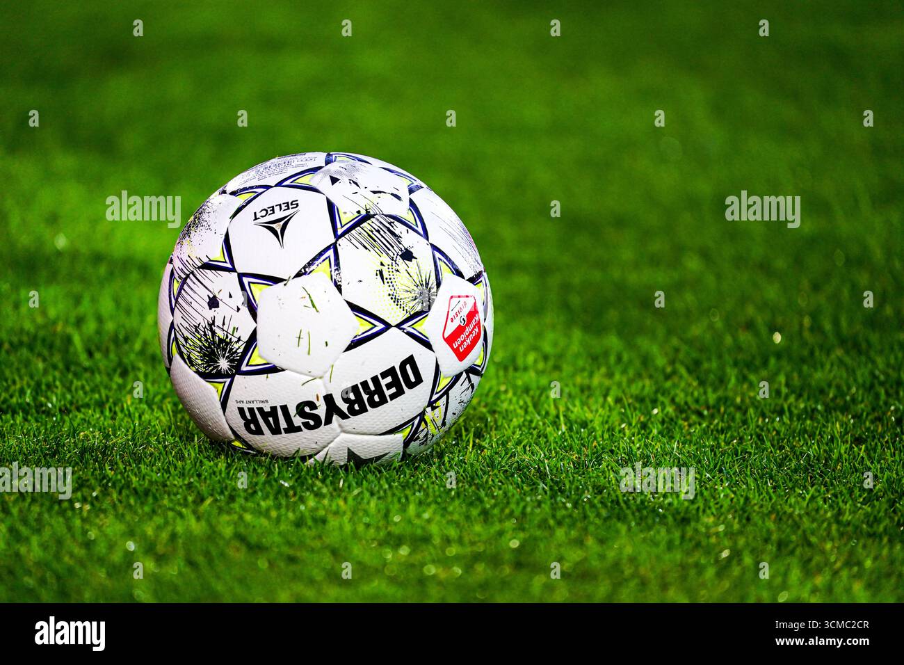 Eindhoven, Niederlande. September 2025. EINDHOVEN, NIEDERLANDE - 15. SEPTEMBER: Derbystar Matchball beim niederländischen Keuken Kampioen Divisie Spiel zwischen Jong PSV und Roda JC im Sportpark de Herdgang am 15. September 2025 in Eindhoven, Niederlande. (Foto von Gabriel Calvino Alonso/Orange Pictures) Credit: Orange Pics BV/Alamy Live News Stockfoto