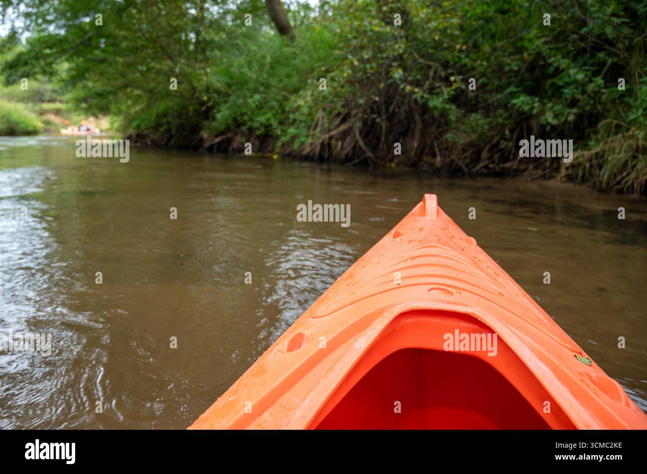 Nahaufnahme des Bugs eines Kajaks auf ruhigem Flusswasser, mit Details, Sommer, Outdoor, Wassersport, Abenteuer, Natur Stockfoto