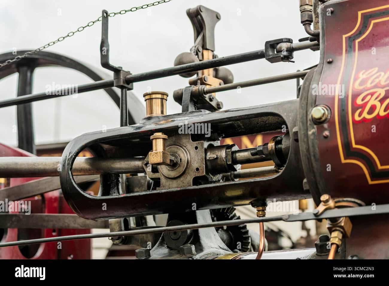 Detaillierte Ansicht des Reglers der alten Dampfmaschine, des gusseisernen Rahmens, der polierten Welle und der miteinander verbundenen Hebel und Stangen. Stockfoto