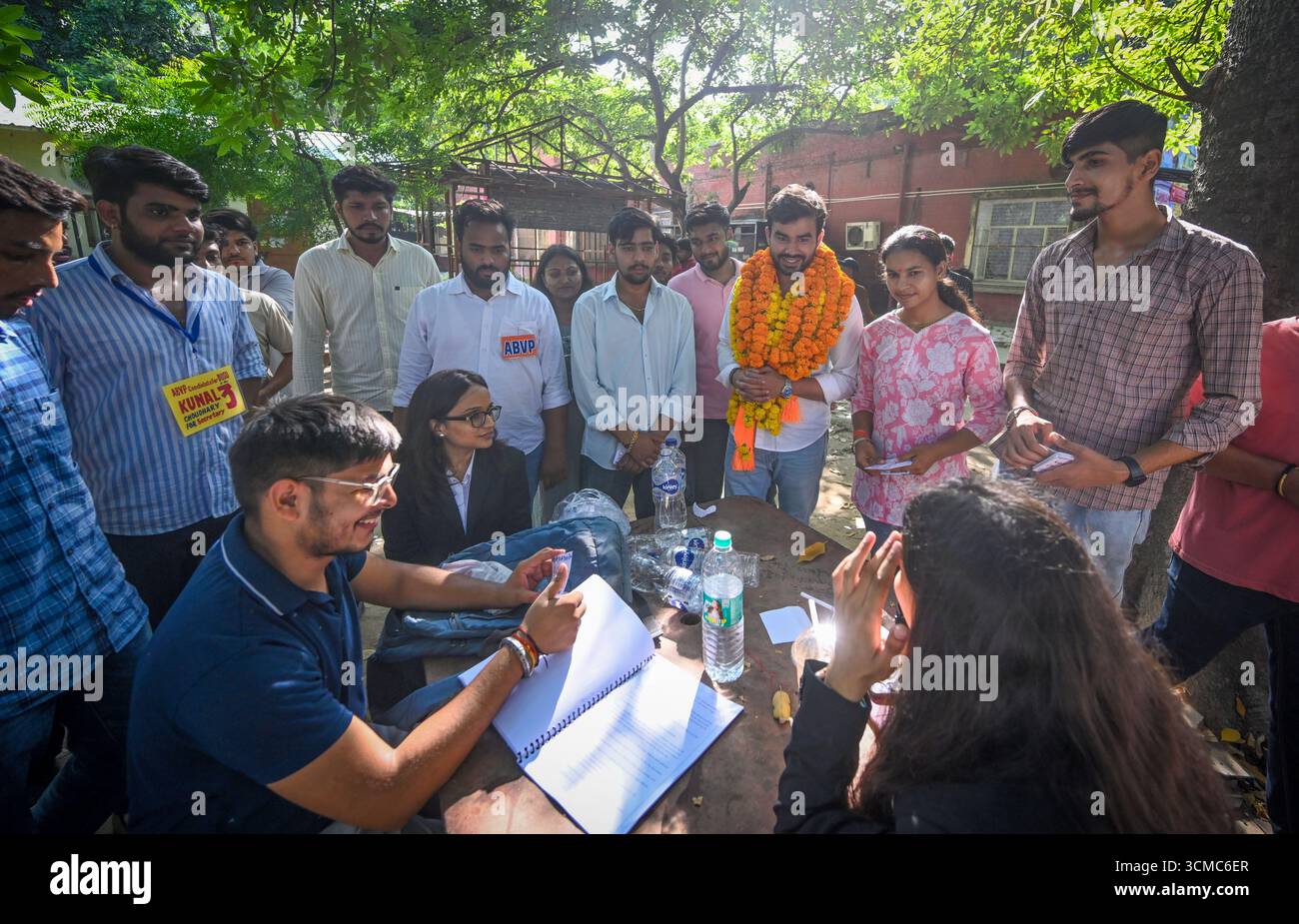 Neu-Delhi, Indien. September 2025. NEW DELHI, INDIEN - 15. SEPTEMBER: Unterstützer verschiedener Kandidaten verschiedener Studentenverbände, die bei der Wahl der DUSU am 15. September 2025 auf dem North Campus der Universität Delhi in New Delhi, Indien, teilnahmen. (Foto: Sanchit Khanna/Hindustan Times/SIPA USA) Credit: SIPA US/Alamy Live News Stockfoto