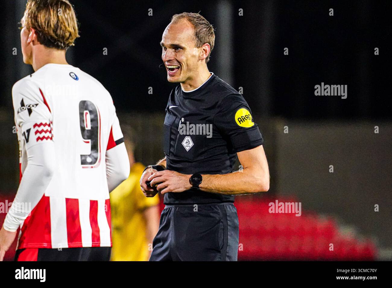 Eindhoven, Niederlande. September 2025. EINDHOVEN, NIEDERLANDE - 15. SEPTEMBER: Schiedsrichter Wouter Wiersma lacht beim niederländischen Keuken Kampioen Divisie Spiel zwischen Jong PSV und Roda JC im Sportpark de Herdgang am 15. September 2025 in Eindhoven. (Foto von Gabriel Calvino Alonso/Orange Pictures) Credit: Orange Pics BV/Alamy Live News Stockfoto