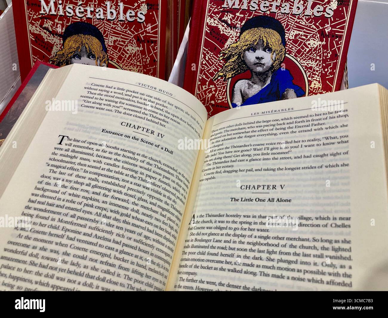 Weltklassiker-Roman Les Miserables mit dem Titelbild von Cosette Stockfoto