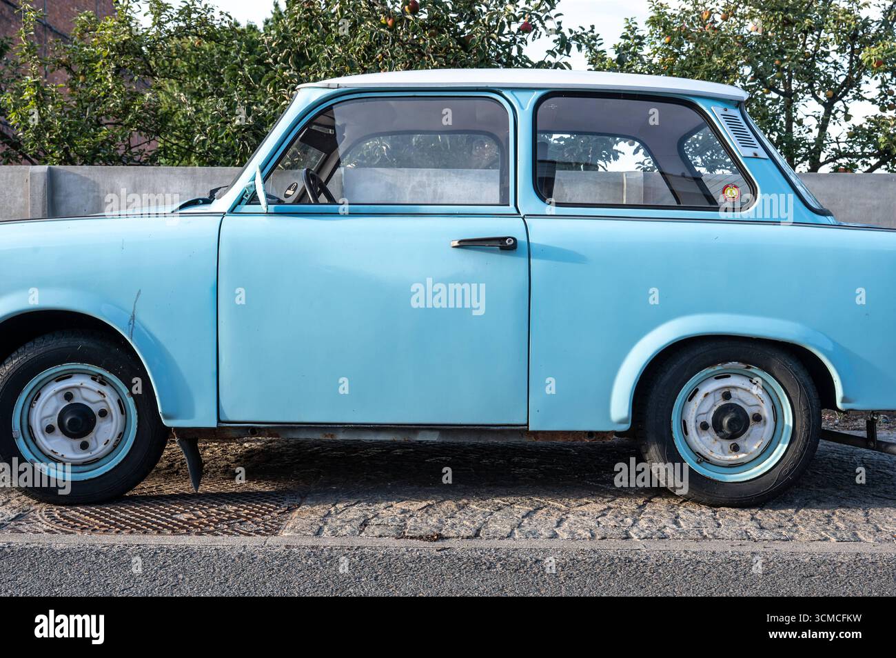 Blue trabant Oldtimerwagen in Watervliet Sint Laureins, Ostflandern, Belgien 6. SEP 2025 Stockfoto