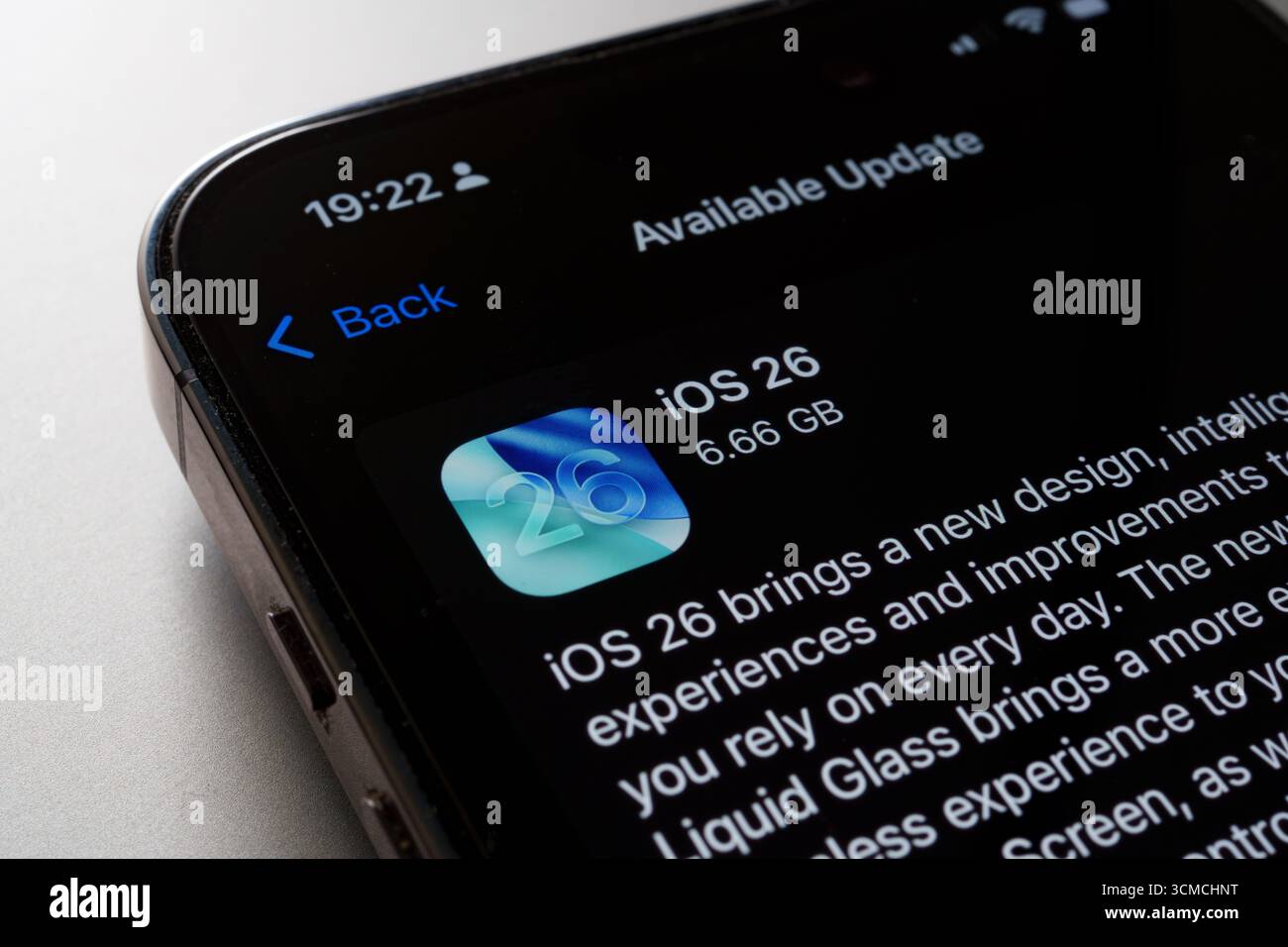 Makro des IOS 26 Update-Symbols auf dem iPhone im dunklen Modus, 6,66 GB dargestellt. Stafford, Vereinigtes Königreich, 15. September 2025 Stockfoto