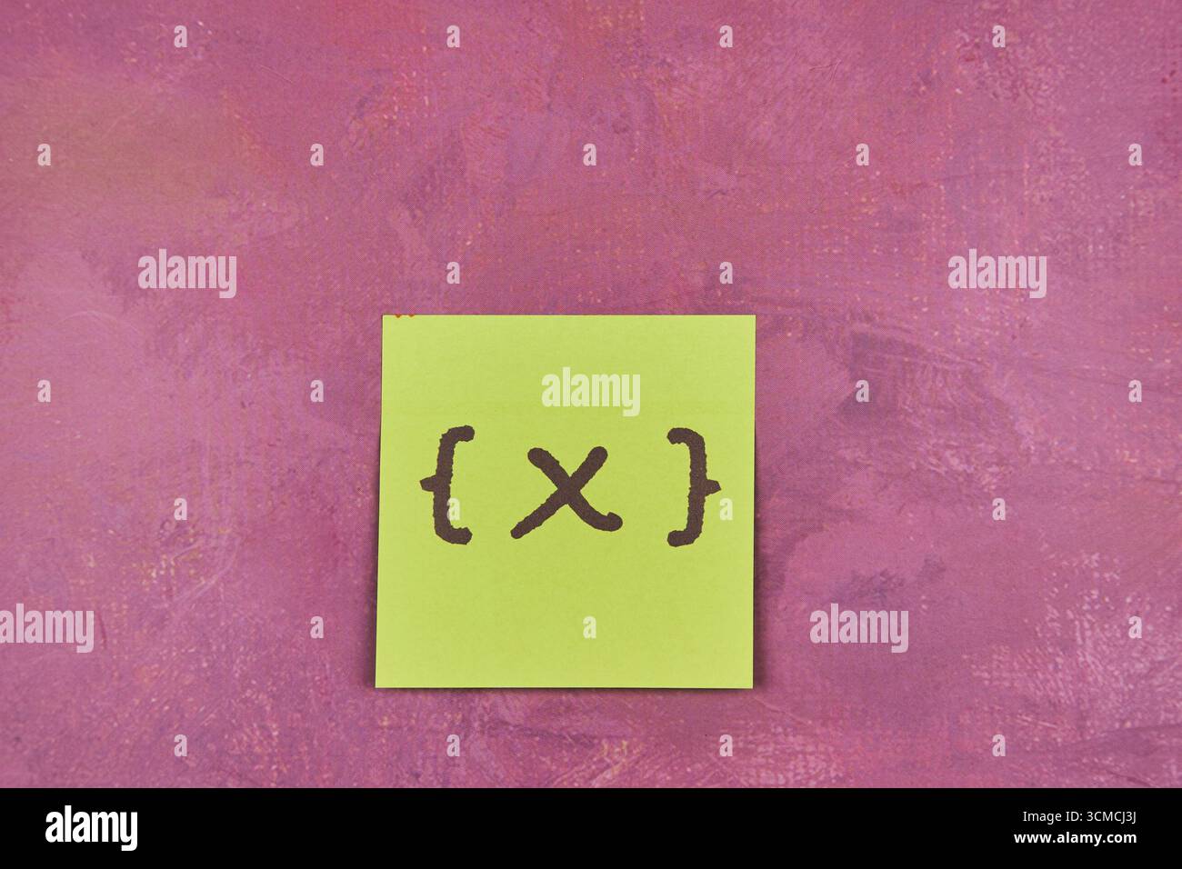 X zwischen geschweiften Klammern auf einer Haftnotiz auf einem kastanienbraunen Hintergrund mit Kopierraum Stockfoto
