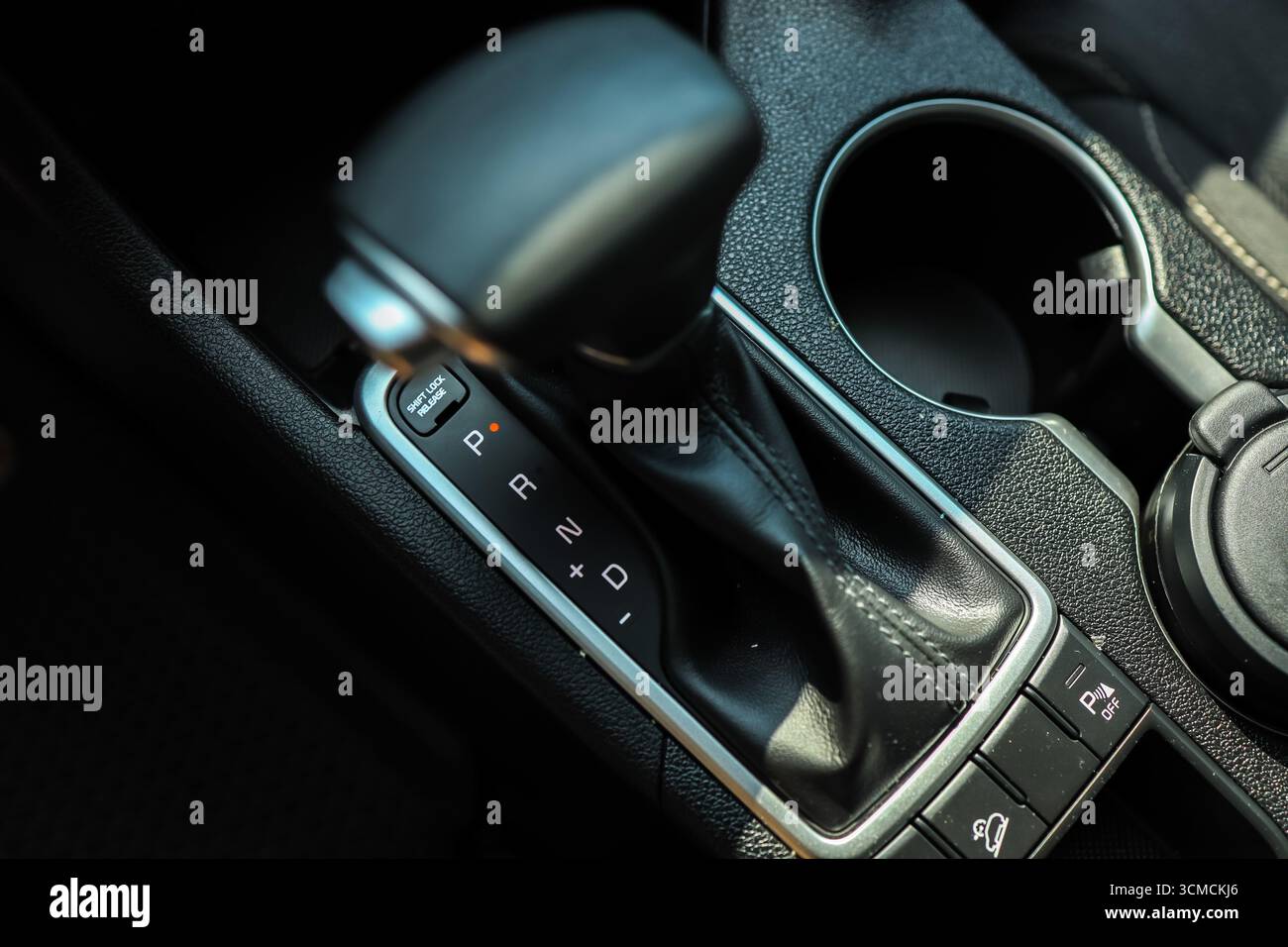 Wählautomatik mit Leder im Innenraum eines modernen, teuren Autos. Stockfoto