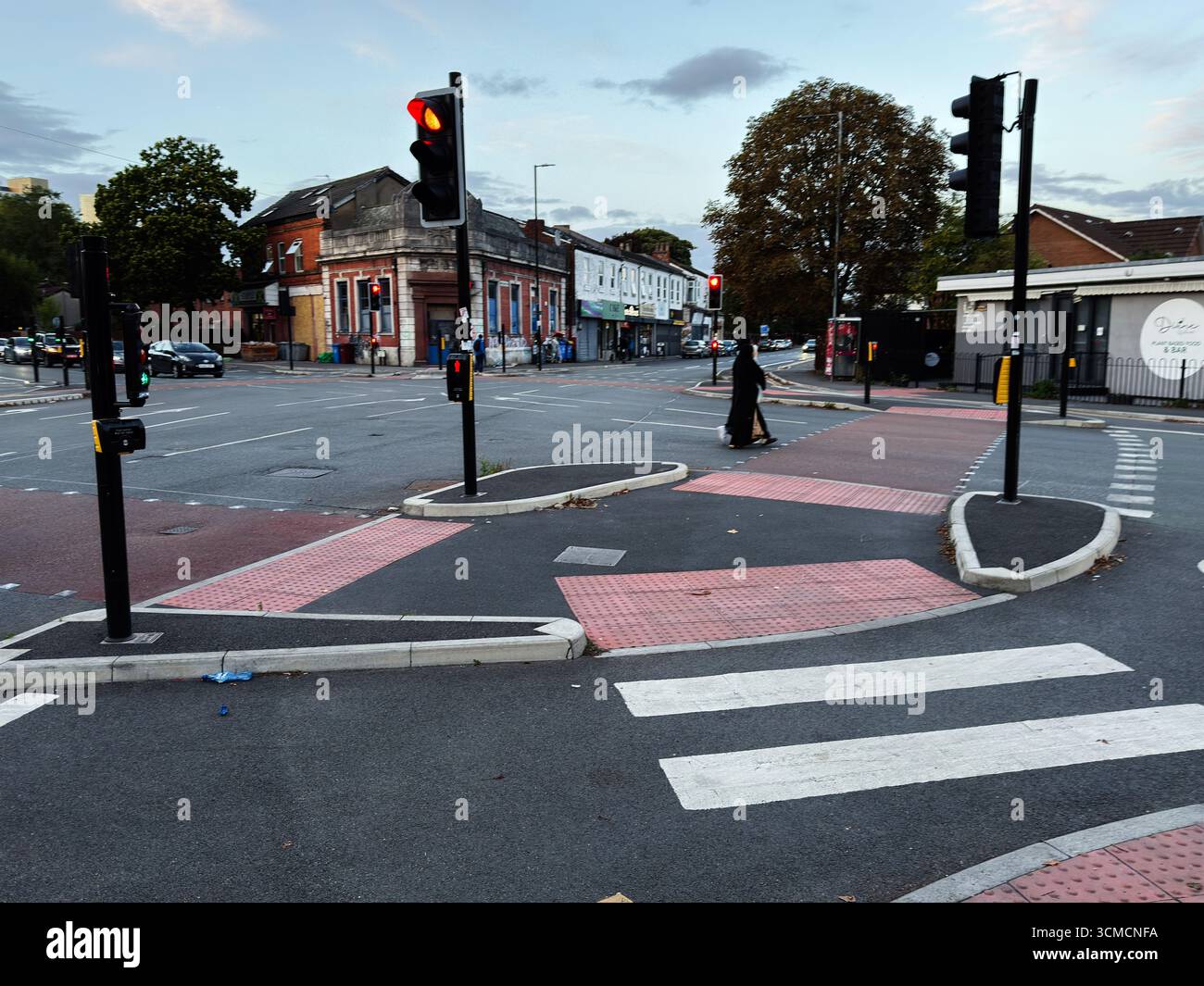 Manchester, Großbritannien - 12. September 2025: Eine Straßenkreuzung in Manchester, Großbritannien, die Verkehrsdesign und fußgängerfreundliche Infrastruktur präsentiert. Stockfoto