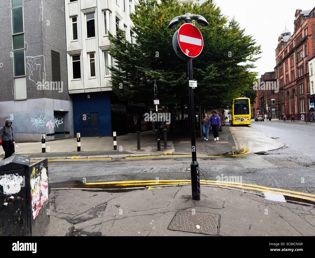 Manchester, Großbritannien - 14. September 2025: Eine belebte Manchester Street mit Architektur, Schildern, Stadtleben und urbaner Atmosphäre. Stockfoto
