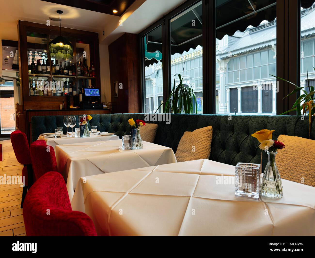 Manchester, Großbritannien - 14. September 2025: Speisesaal Italiana Fifty Five Great Northern mit elegantem Dekor und Fensterblick in Manchester, Großbritannien. Stockfoto