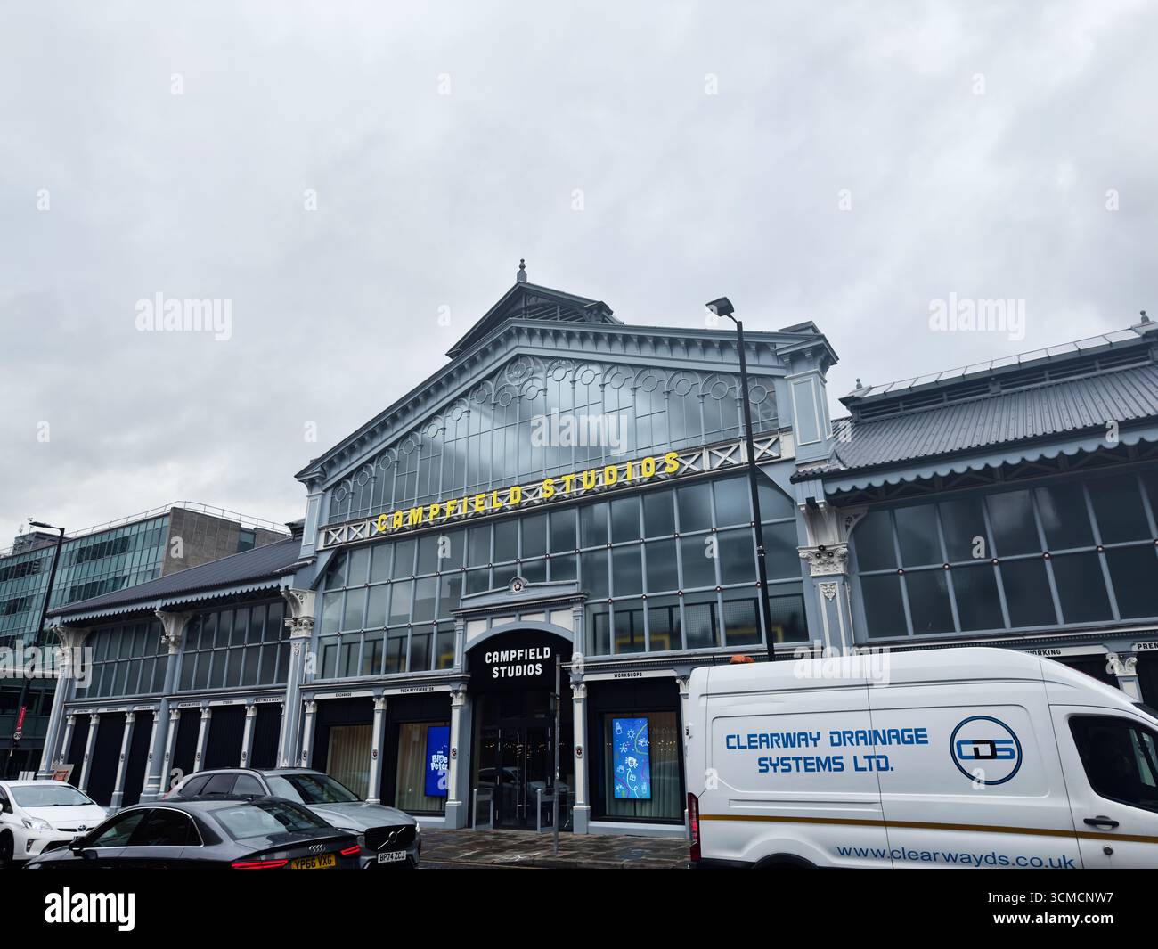Manchester, Großbritannien - 14. September 2025: Campfield Studios historische Marktarchitektur in Manchester, Großbritannien, unter bewölktem Himmel Stockfoto