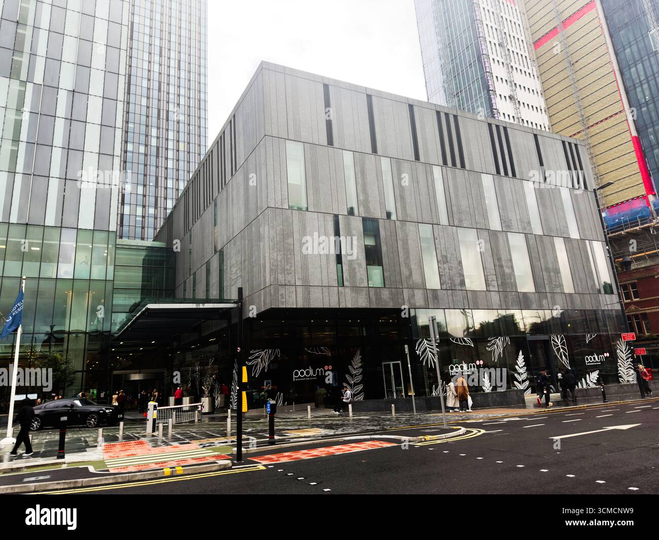 Manchester, Großbritannien - 14. September 2025: Hilton Manchester Deansgate City Center Szene mit modernen Gebäuden und Straßenaktivitäten in Manchester Stockfoto