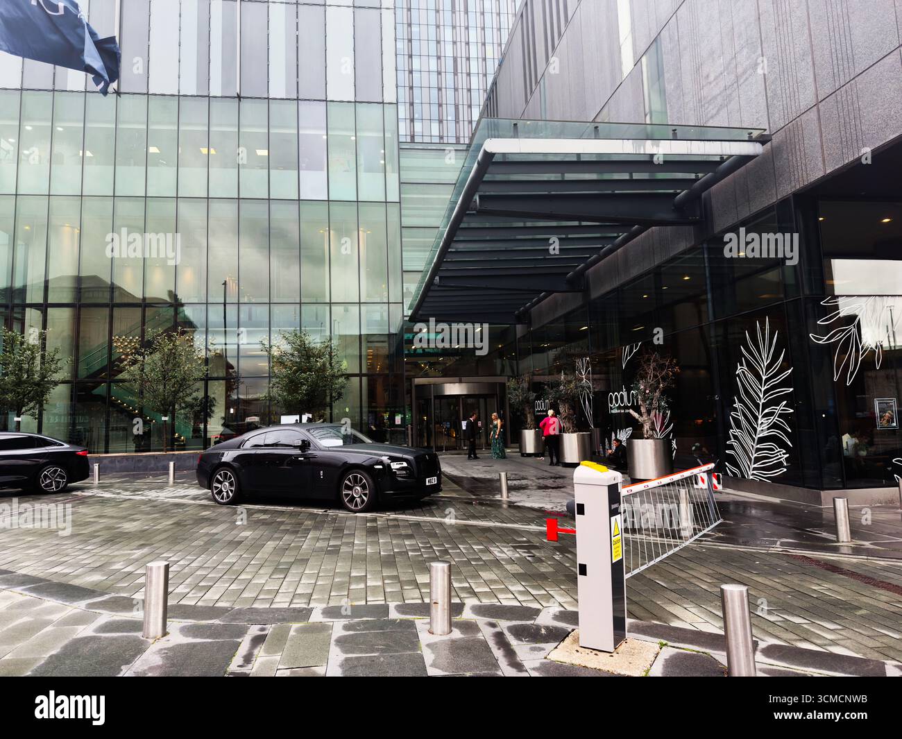 Manchester, Großbritannien - 14. September 2025: Ein luxuriöser Rolls Royce-Wagen parkt bei bewölktem Wetter in der Nähe eines Firmengebäudes in Manchester. Stockfoto