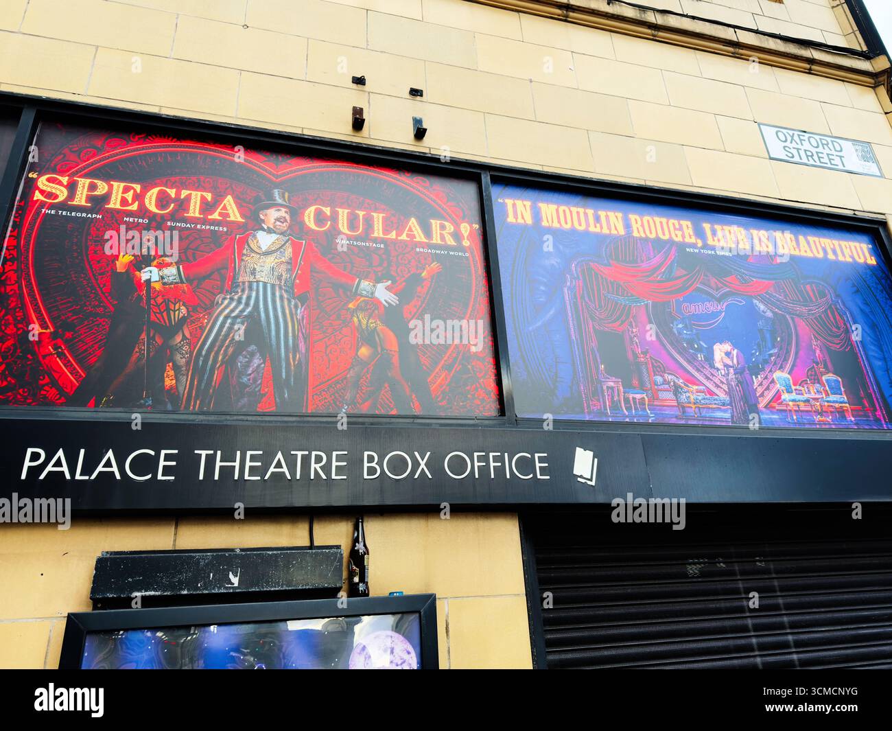 Manchester, Großbritannien - 14. September 2025: Plakate im lebhaften Palace Theatre, die das berühmte Musical Moulin Rouge in Manchester bewerben. Stockfoto