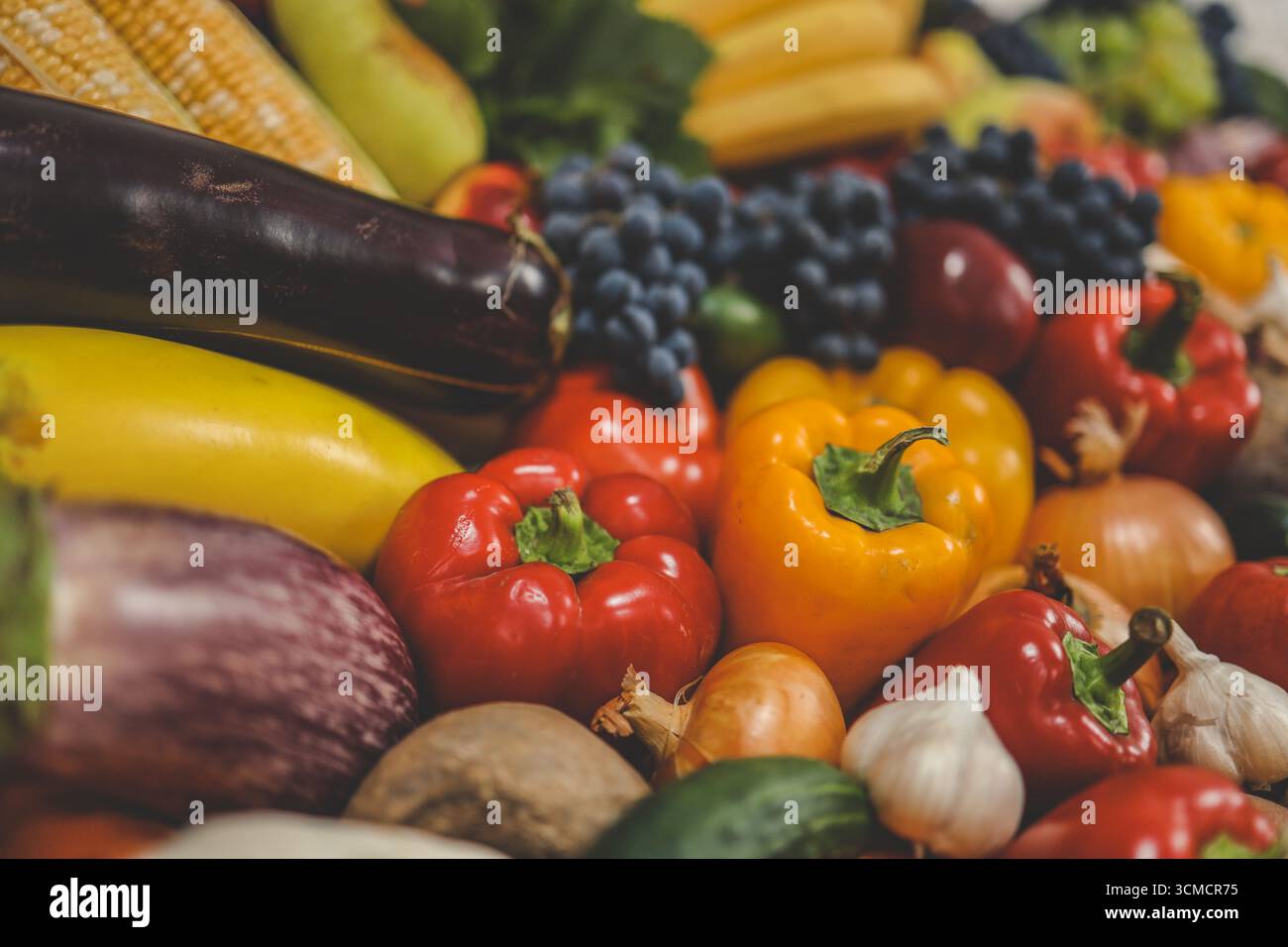 Sortiment an frischem Obst und Gemüse. Stockfoto