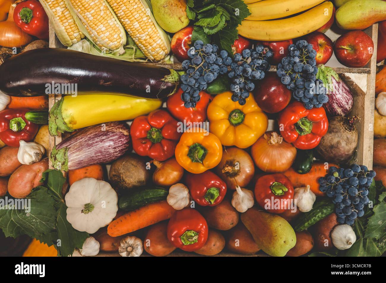 Sortiment an frischem Obst und Gemüse. Stockfoto