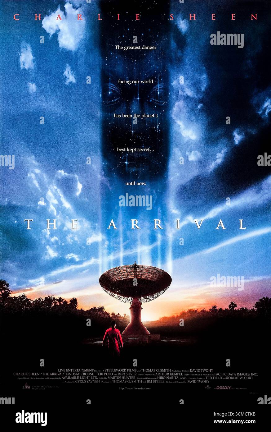 The Arrival (1996) von David Twohy mit Charlie Sheen, Lindsay Crouse und Ron Silver. Ein Radioastronom entdeckt ein außerirdisches Signal und entdeckt eine erschreckende globale Verschwörung mit Aliens Kolonialisierung. Foto eines Original-Posters aus dem Jahr 1996 (USA), das NUR FÜR REDAKTIONELLE ZWECKE VERWENDET WIRD. Quelle: BFA / Orion Pictures Stockfoto
