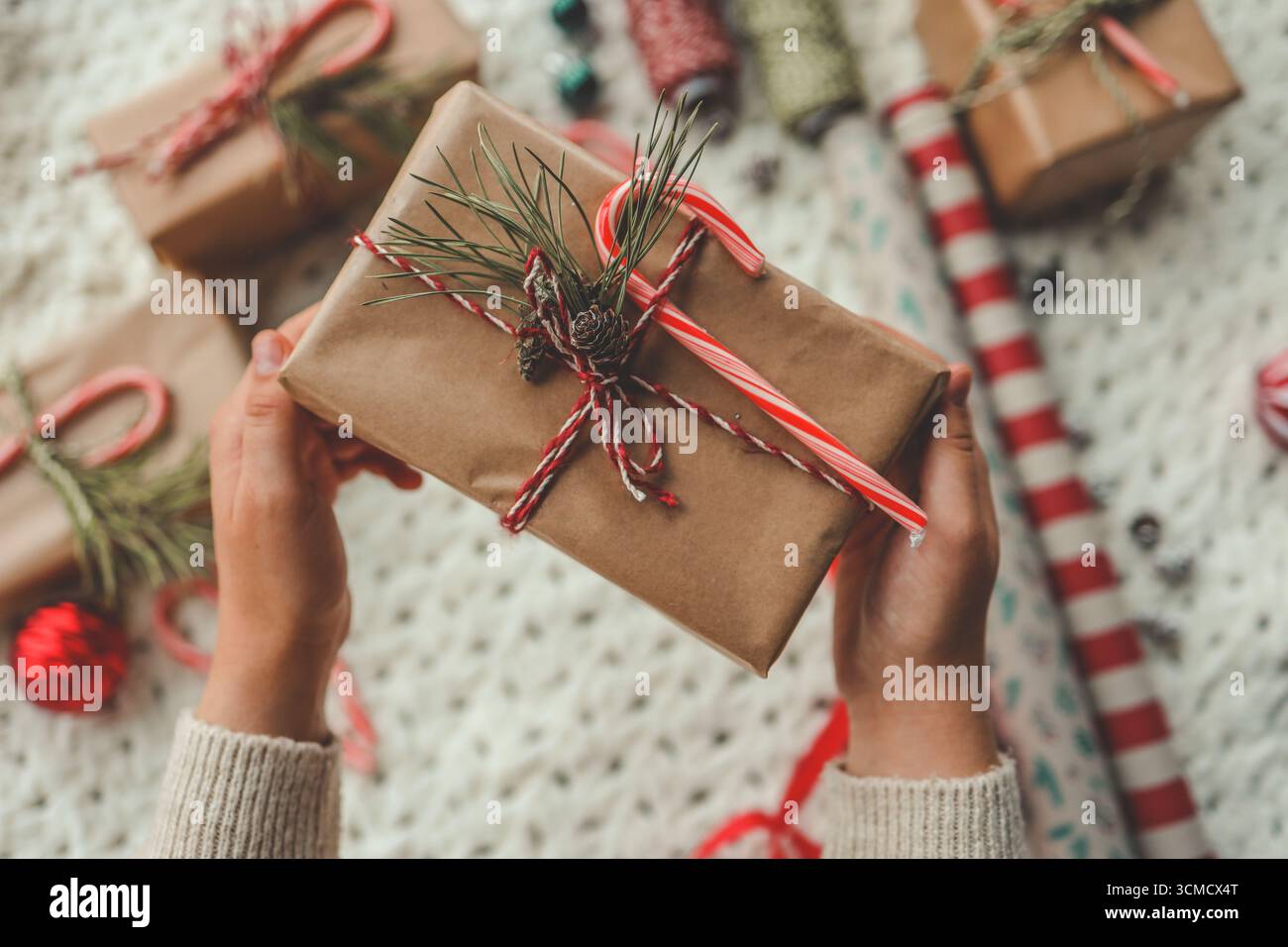 Weihnachtsgeschenke, kreative Aktivitäten. Stockfoto