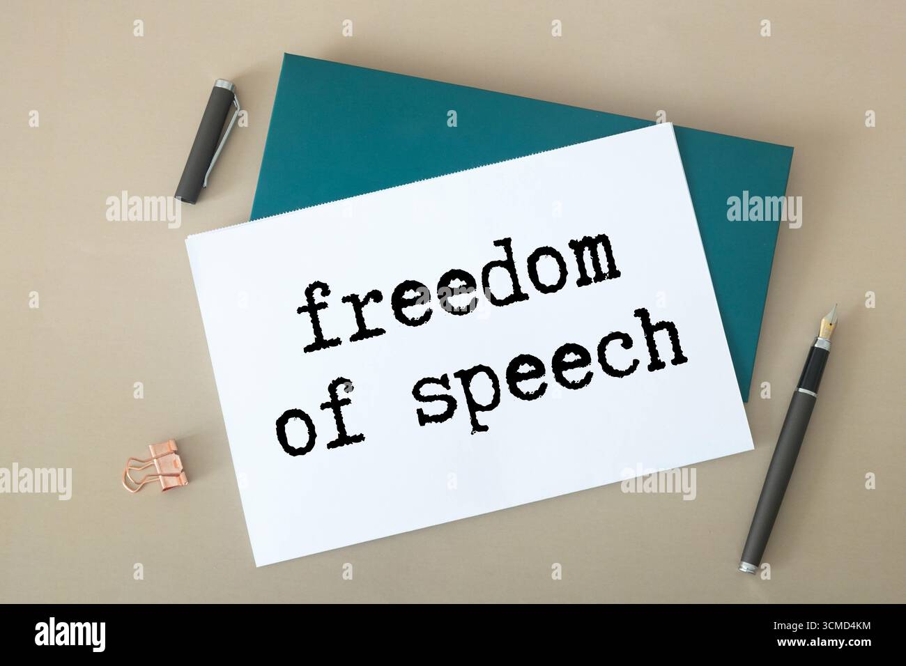 Sprachfreiheit Text in rot und fokussiert. Umgebender Text ist unscharf mit Zoomeffekt. Stockfoto