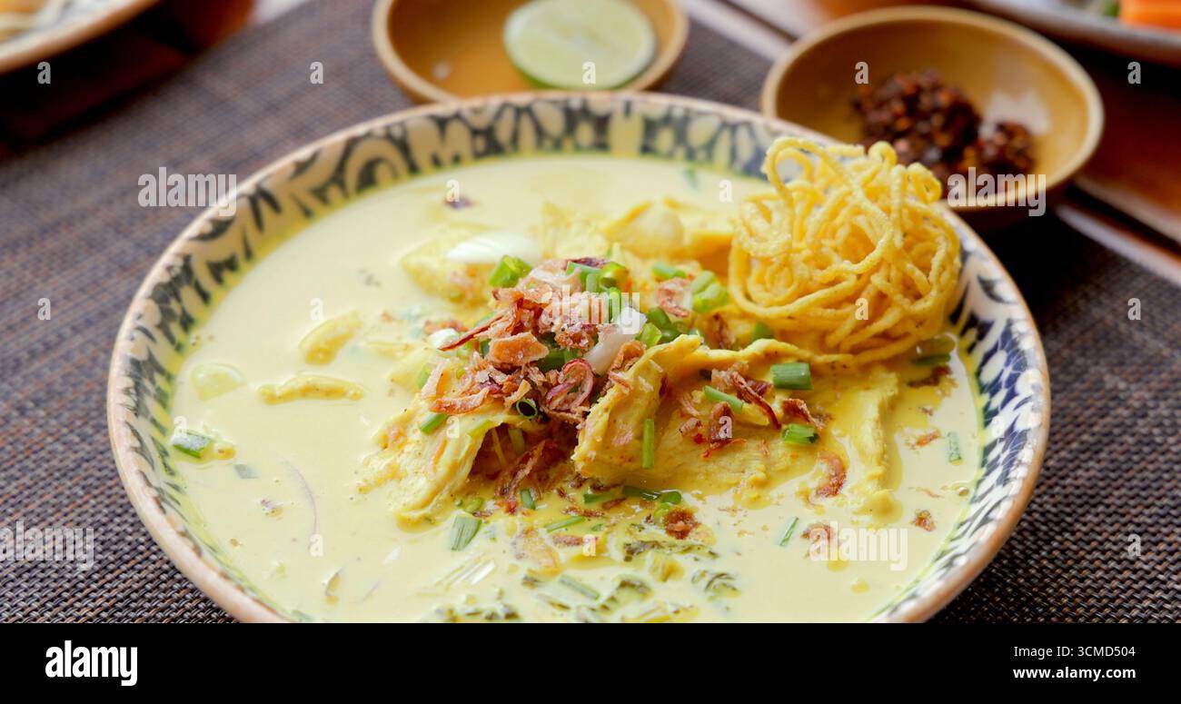 Thai Khao Soi Curry Nudeln in einer dekorativen Schüssel. Authentisches Chiang Mai Stockfoto