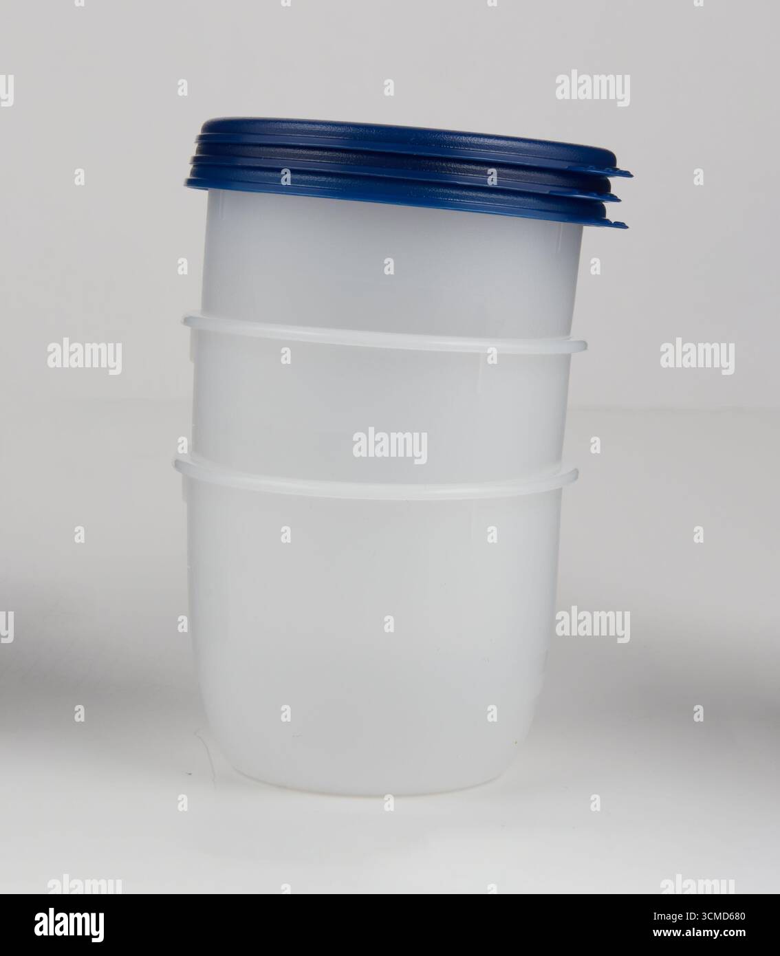 Stapelbare Kunststoffboxen isolierter Naturhintergrund mit Beschneidungspfad Stockfoto