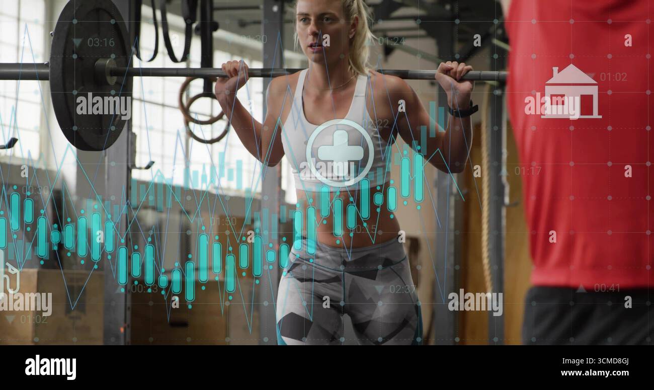 Hockende Frau in Sportswear Langhantelhocke im Fitnessstudio, mit Hockregalringen und digitalen Overlays Stockfoto