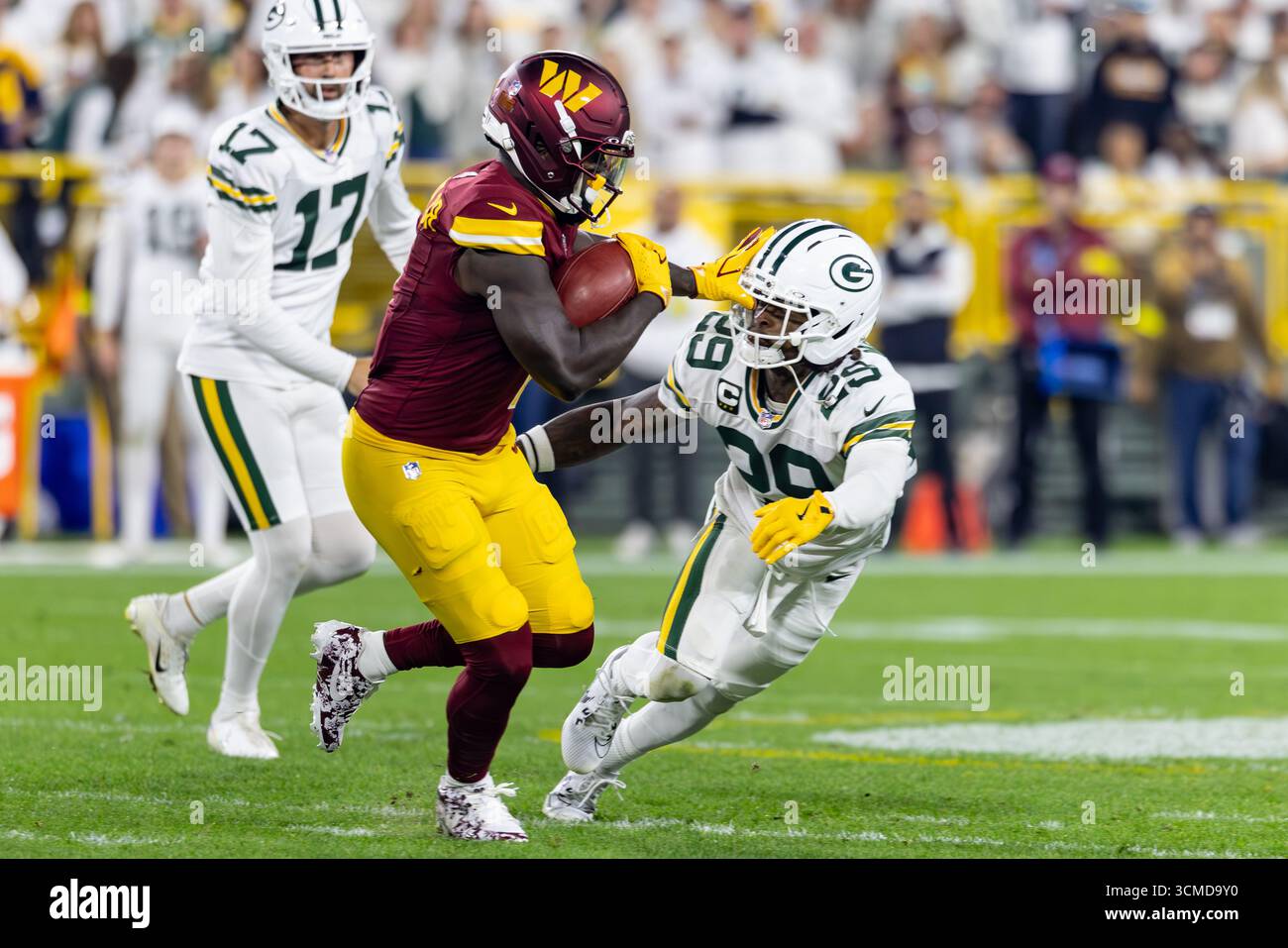 Green Bay, WI, USA; Washington Commanders Wide Receiver Deebo Samuel (1) läuft mit dem Ball und wird von Green Bay Packers Safety Xavier McKinney (29) während eines NFL-Spiels am Donnerstag, den 11. September 2025 im Lambeau Field abgedeckt. Die Packers schlugen die Commanders 28-18. (Alyssa Piazza/Bild des Sports) Stockfoto