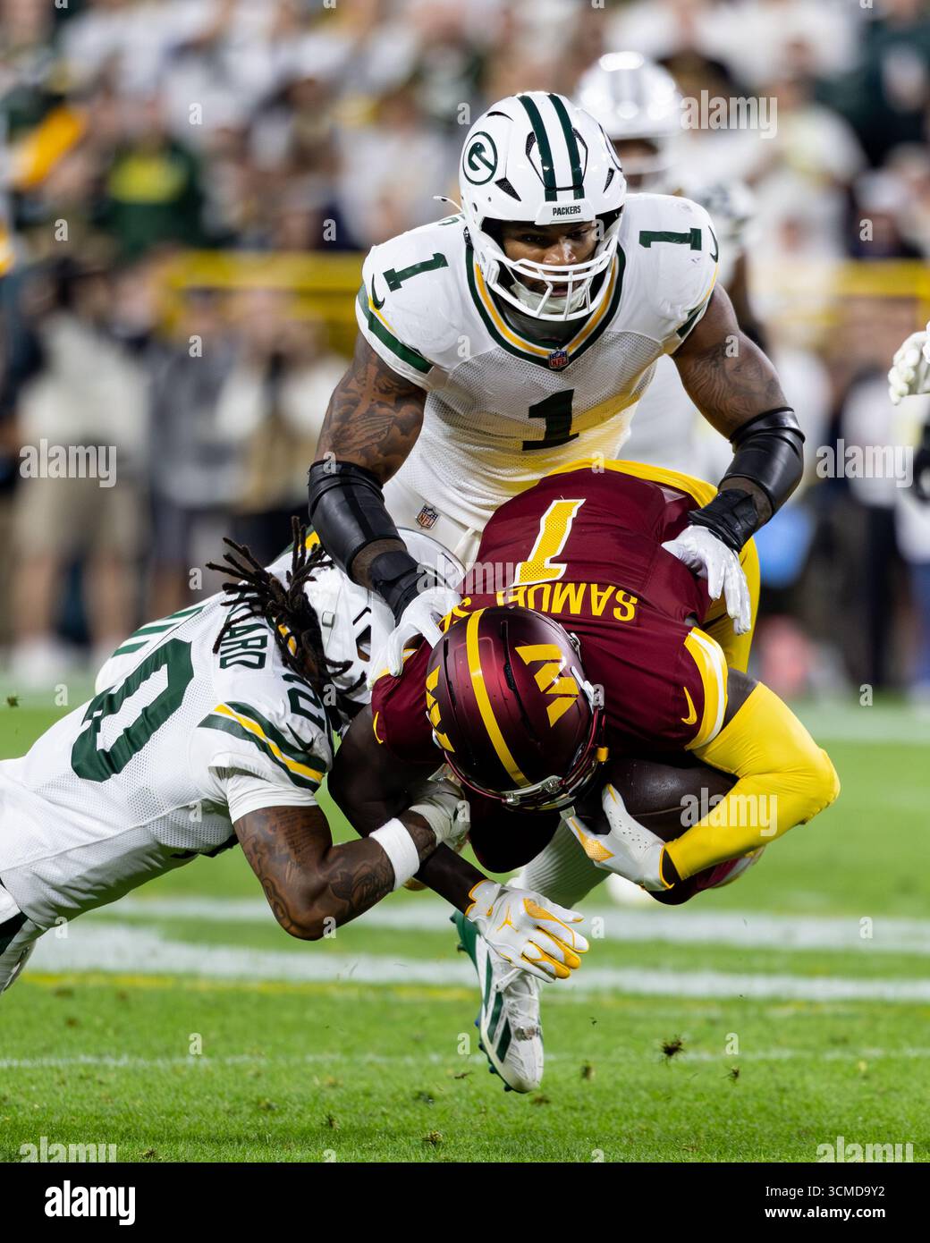 Green Bay, WI, USA; Washington Commanders Wide Receiver Deebo Samuel (1) macht einen Empfang und wird von Green Bay Packers Defensive End Micah Parsons (1) und Safety Javon Bullard (20) während eines NFL-Spiels am Donnerstag, den 11. September 2025 im Lambeau Field angegriffen. Die Packers schlugen die Commanders 28-18. (Alyssa Piazza/Bild des Sports) Stockfoto