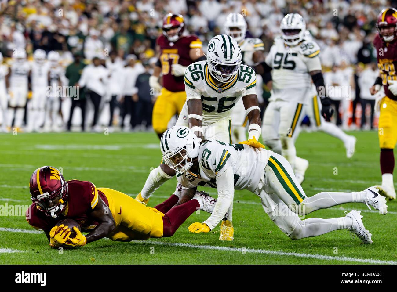 Green Bay, WI, USA; Washington Commanders Wide Receiver Deebo Samuel (1) macht einen Empfang und erzielt einen Touchdown im vierten Quartal während eines NFL-Spiels gegen die Green Bay Packers am Donnerstag, den 11. September 2025 im Lambeau Field. Die Packers schlugen die Commanders 28-18. (Alyssa Piazza/Bild des Sports) Stockfoto