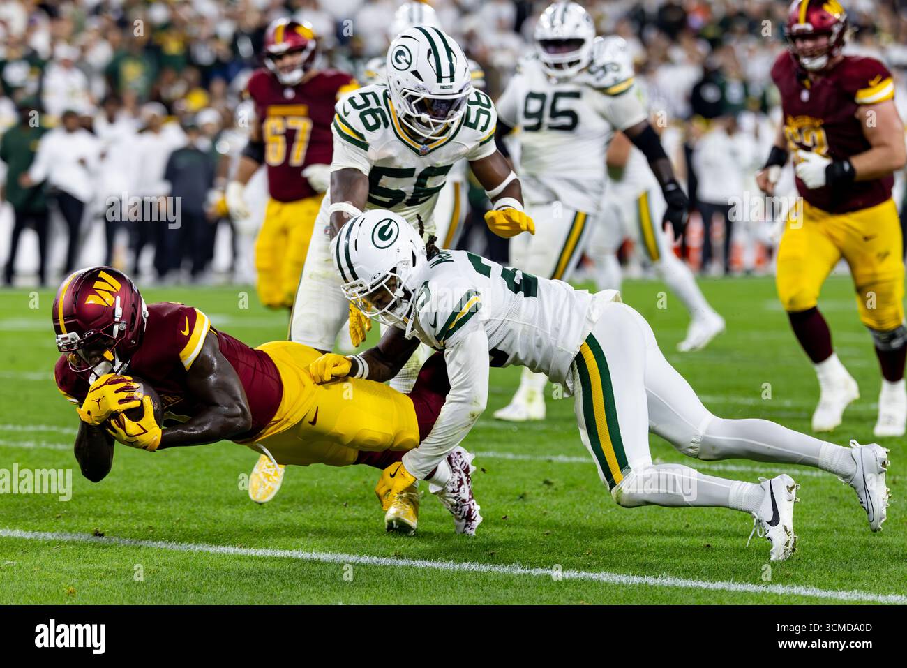 Green Bay, WI, USA; Washington Commanders Wide Receiver Deebo Samuel (1) macht einen Empfang und erzielt einen Touchdown im vierten Quartal während eines NFL-Spiels gegen die Green Bay Packers am Donnerstag, den 11. September 2025 im Lambeau Field. Die Packers schlugen die Commanders 28-18. (Alyssa Piazza/Bild des Sports) Stockfoto