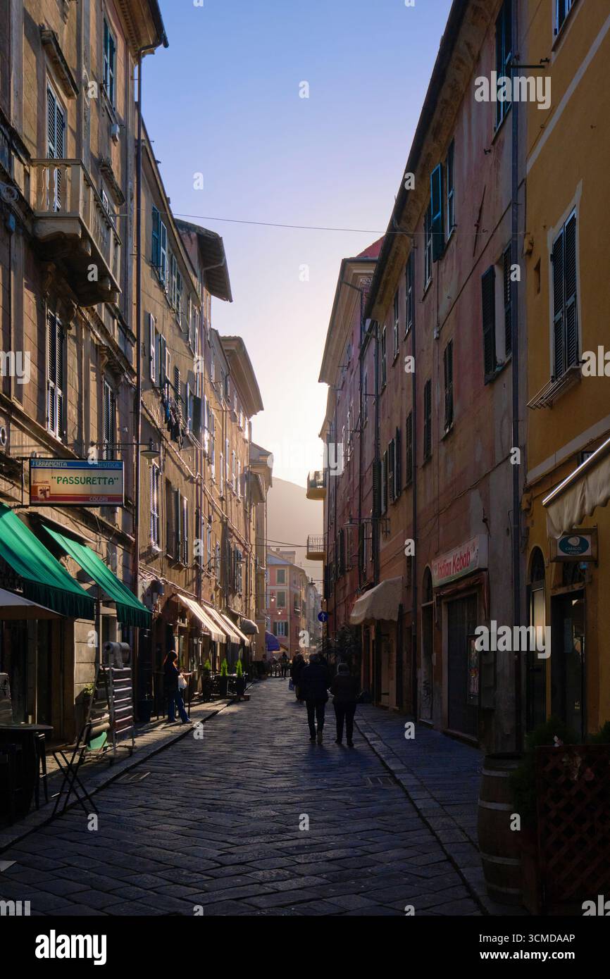Blick auf eine typische, enge, kleine Fußgängerzone, Straße. In der Küstenstadt Finalmarina in der Region Ligurien in Italien. Stockfoto
