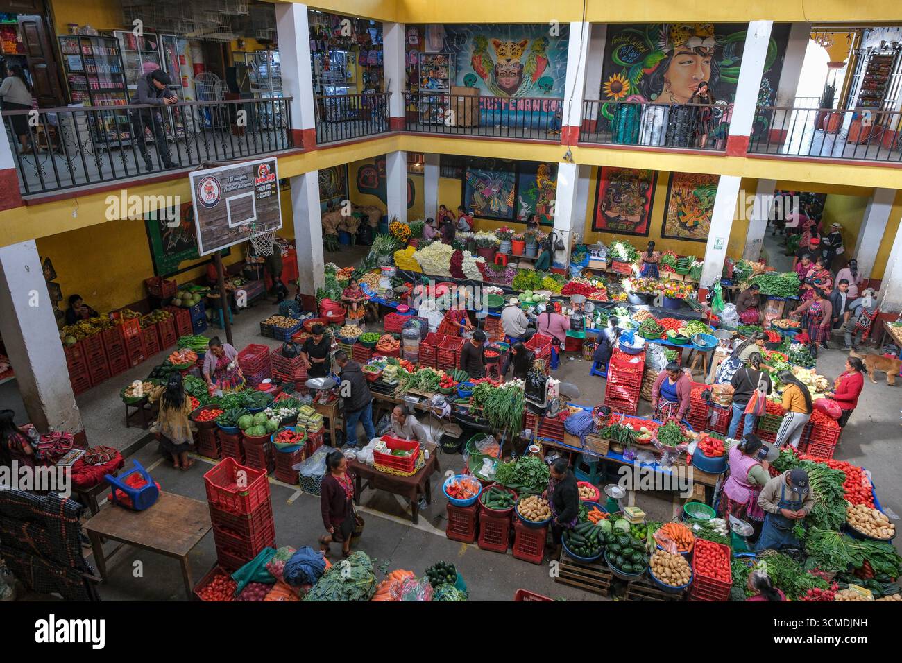 Chichicastenango, Guatemala - 3. Juli 2025: Menschen verkaufen Gemüse auf dem Santo Tomas Markt in Chichicastenango, Guatemala. Stockfoto