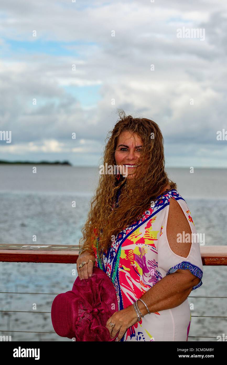 Haare weht über lächelnde Dame Gesicht Farbe volles Kleid langes lockiges braunes Haar 50 und Modelle reife Modelle Modellierung australien australien australien australien Stockfoto