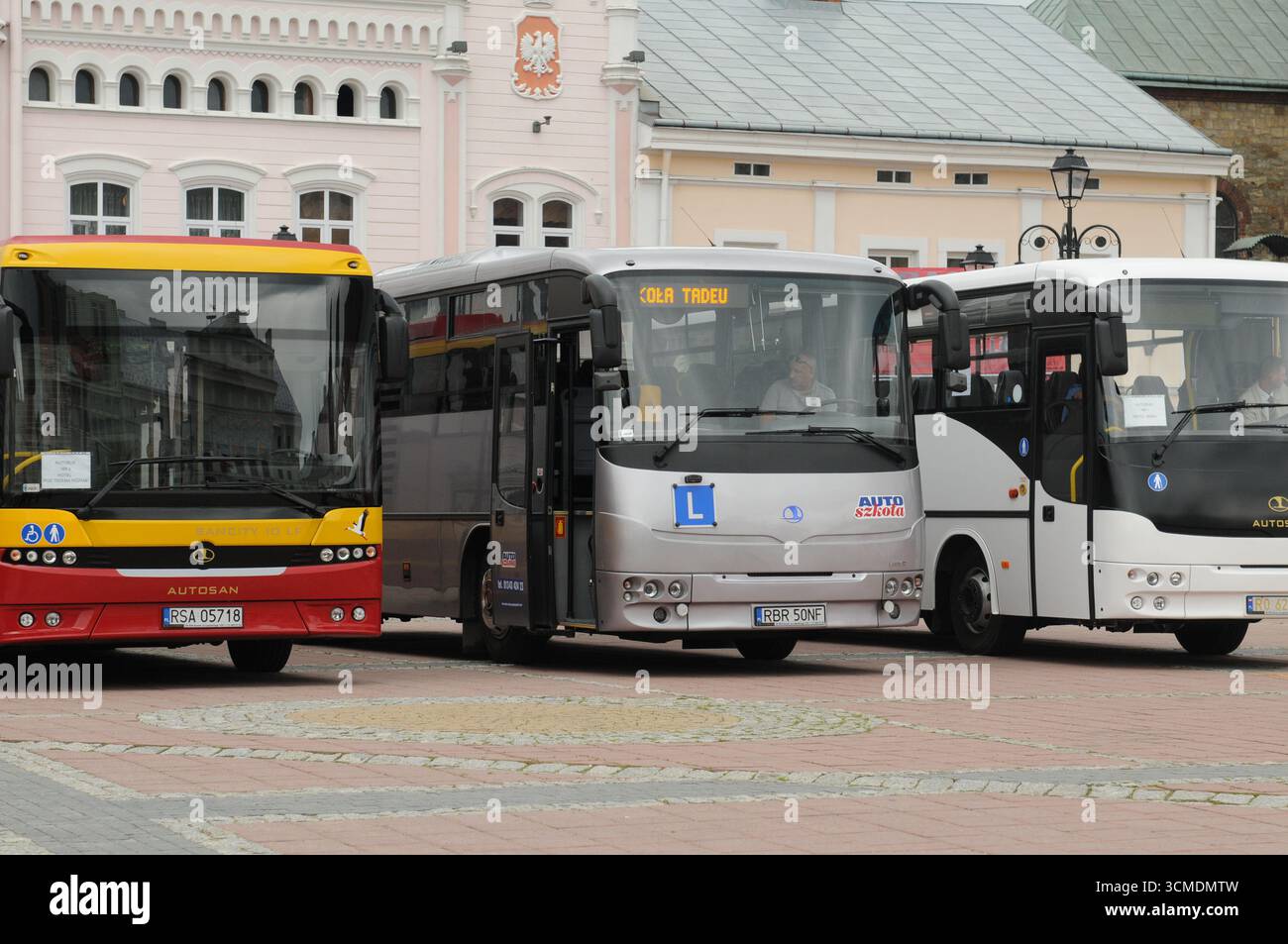 Moderne Buslinien wurden auf dem Sanok Market Square in Polen ausgestellt Stockfoto