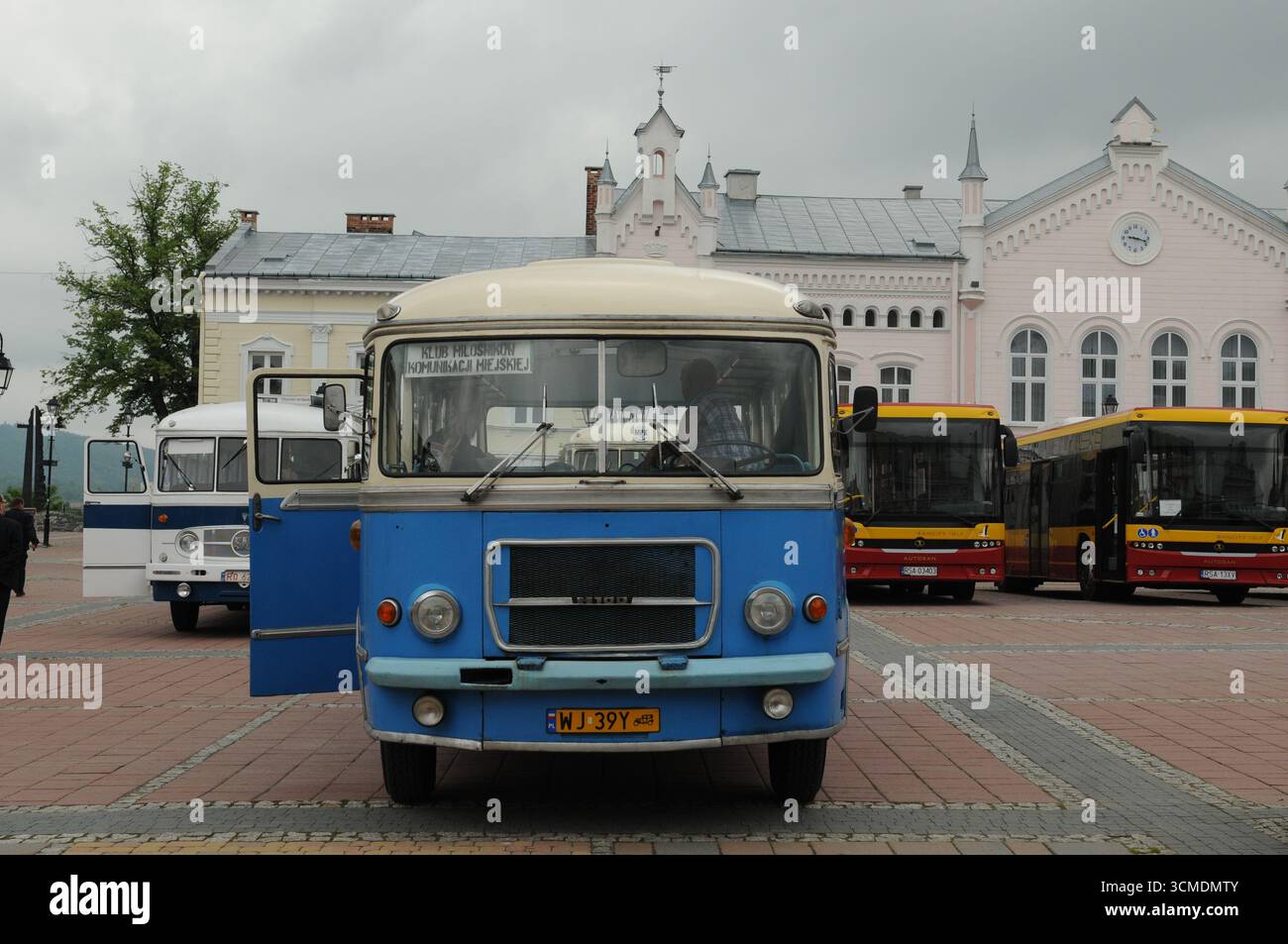 Autosan-Bus mit offener Tür, ausgestellt in Sanok, Polen Stockfoto