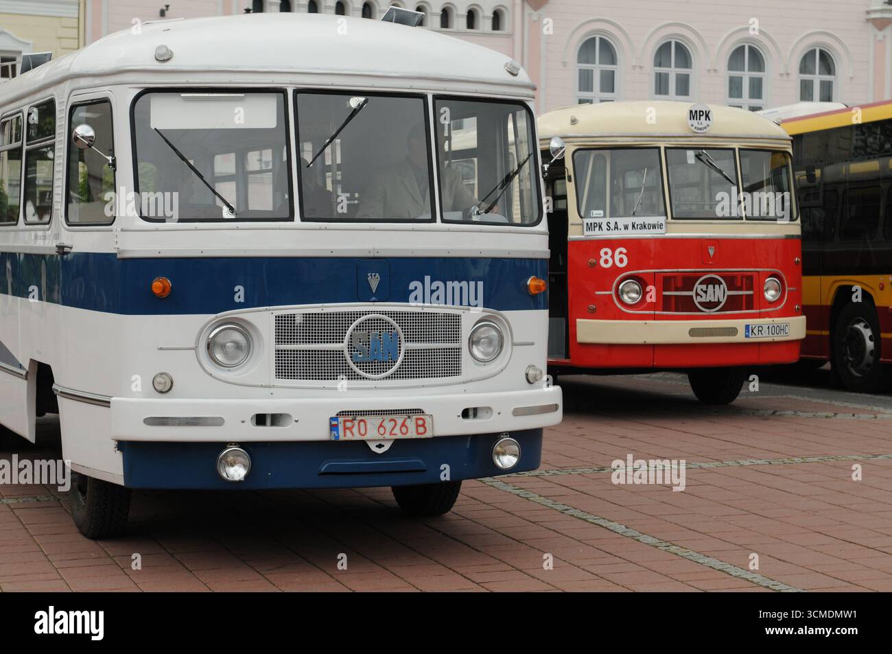 Vintage Autosan Bus in Blau und weiß neben dem roten Bus am Sanok Market Square, Polen Stockfoto