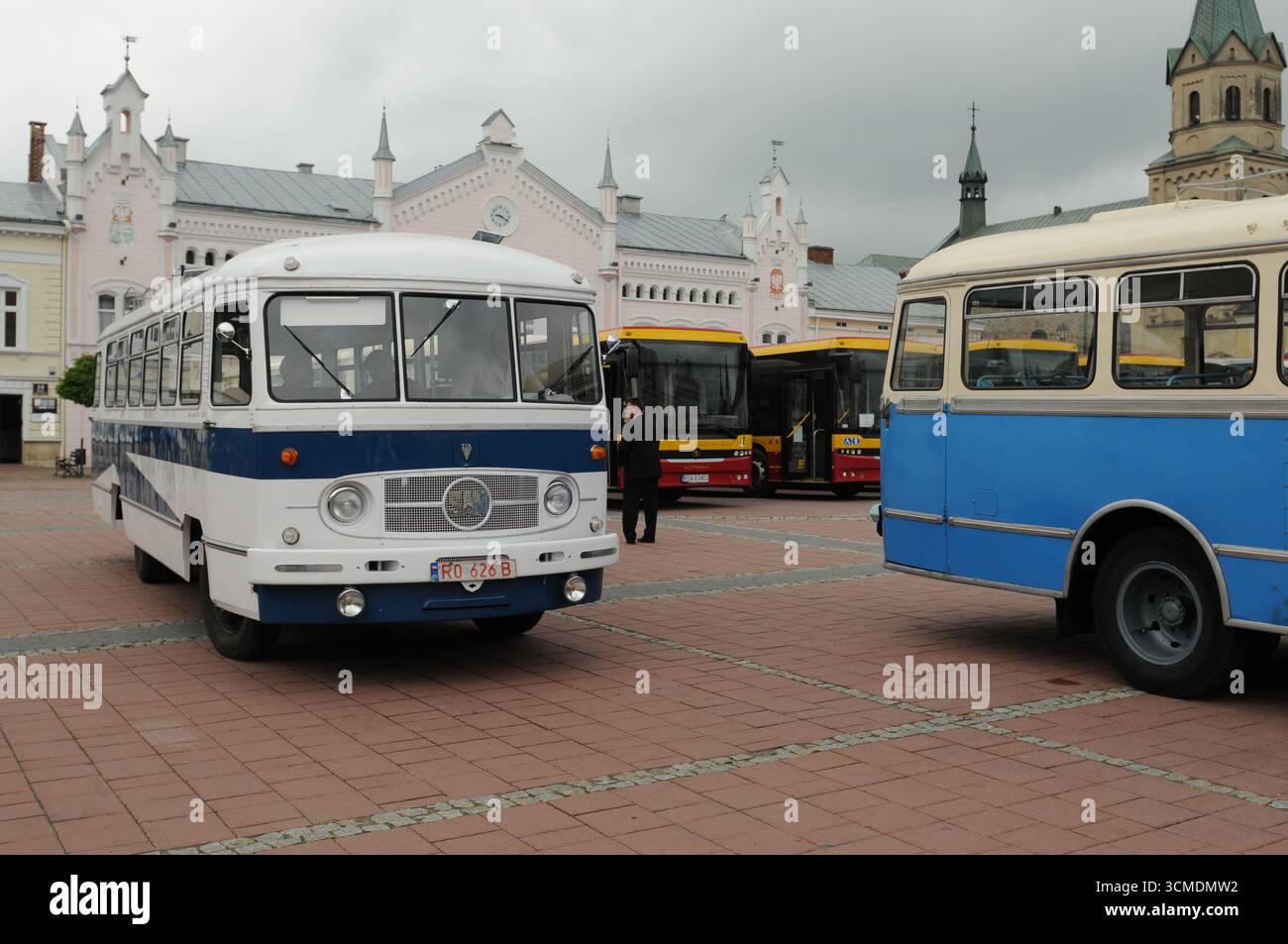 Linie mit klassischen und modernen Bussen am Sanok Market Square, Polen Stockfoto