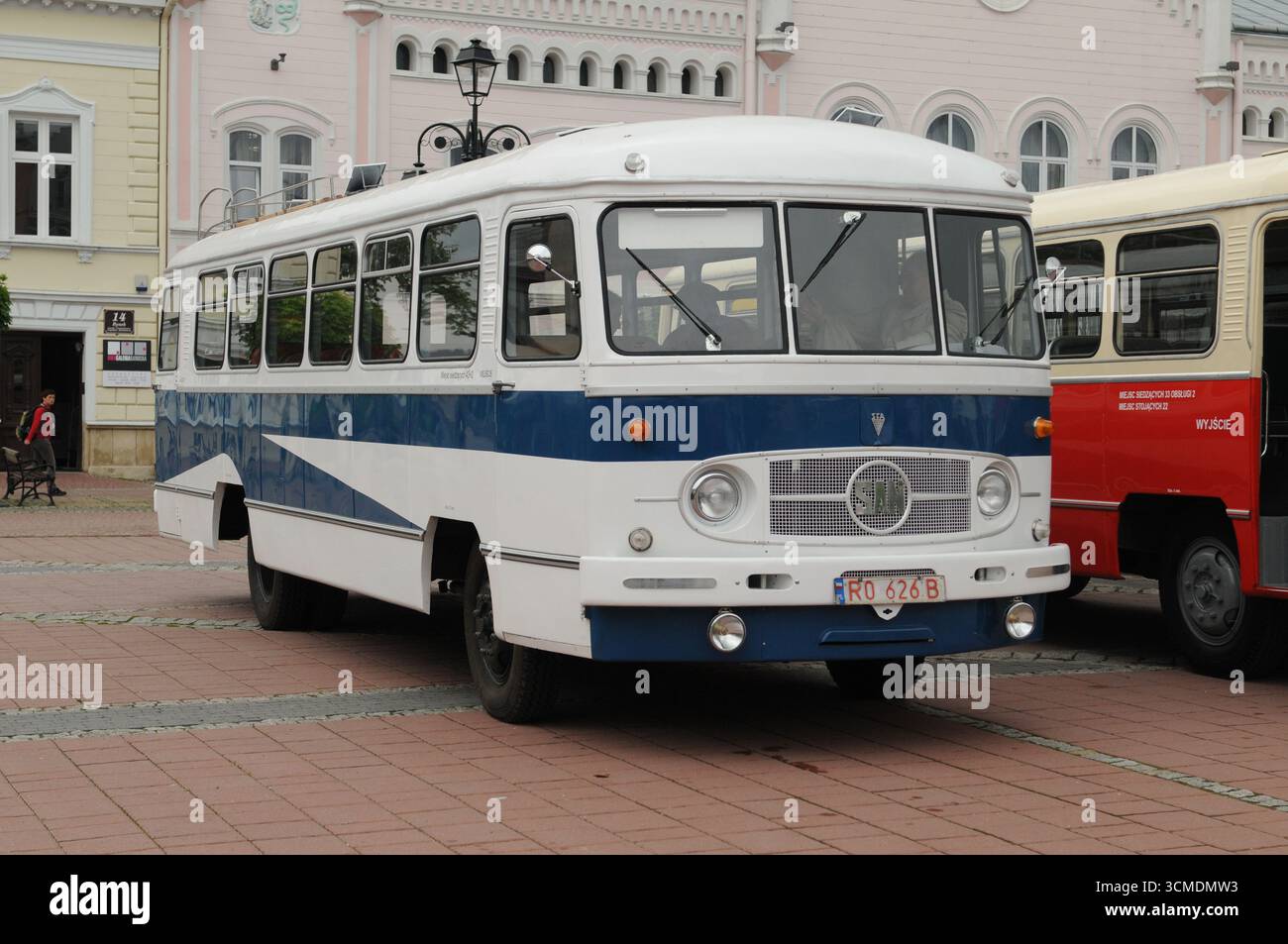Der weiße und blaue Autosan-Bus wird auf dem Sanok Market Square in Polen ausgestellt Stockfoto