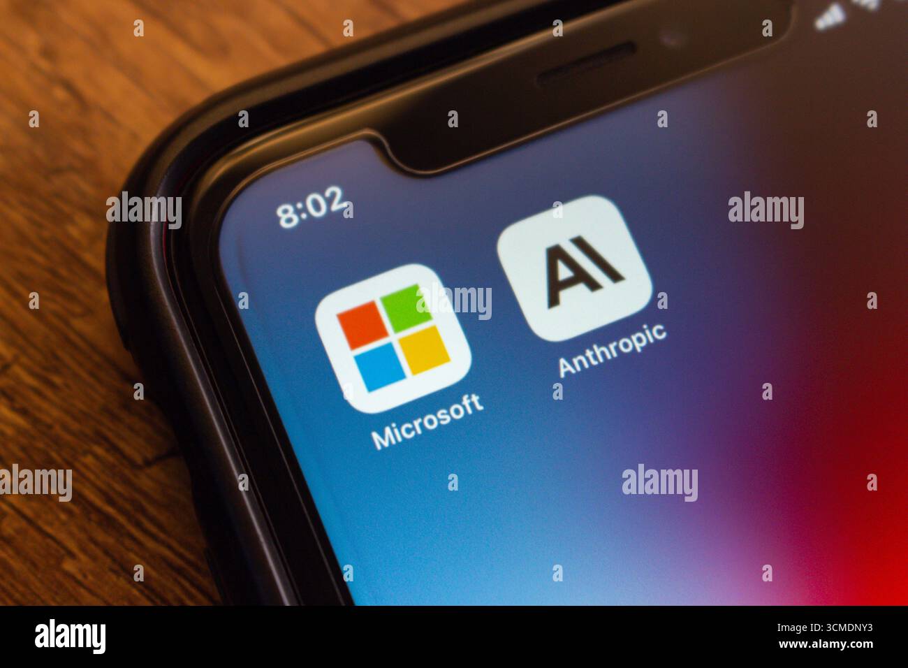 Smartphone-Bildschirm mit Microsoft- und Anthropic-KI-Apps, die Unternehmen der künstlichen Intelligenz und Software-Technologie repräsentieren. Stockfoto
